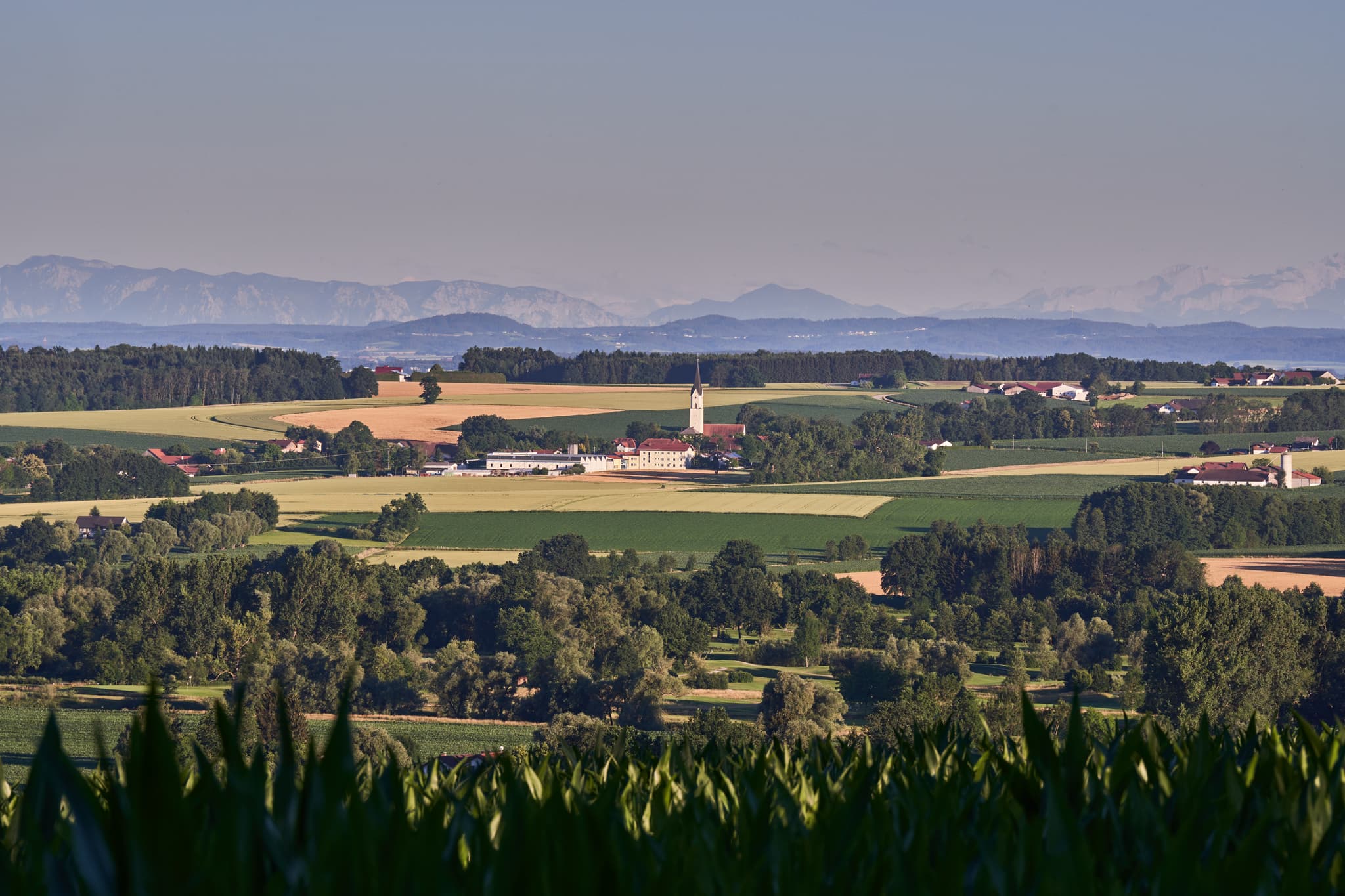 Idyllische Landschaftsaufnahme Bad Griesbach im Rottal, Niederbayern. Panoramablick vom Kurpark auf Felder, Wälder und Weihmerting. Deutschland.