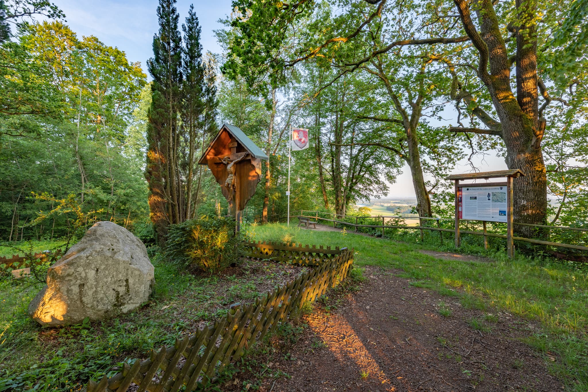 Wanderung zum Aussichtspunkt Leonberg in Marktl am Inn, Landkreis Altötting, Oberbayern, Bayern, Deutschland. Herrlicher Ausblick und idyllische Natur.