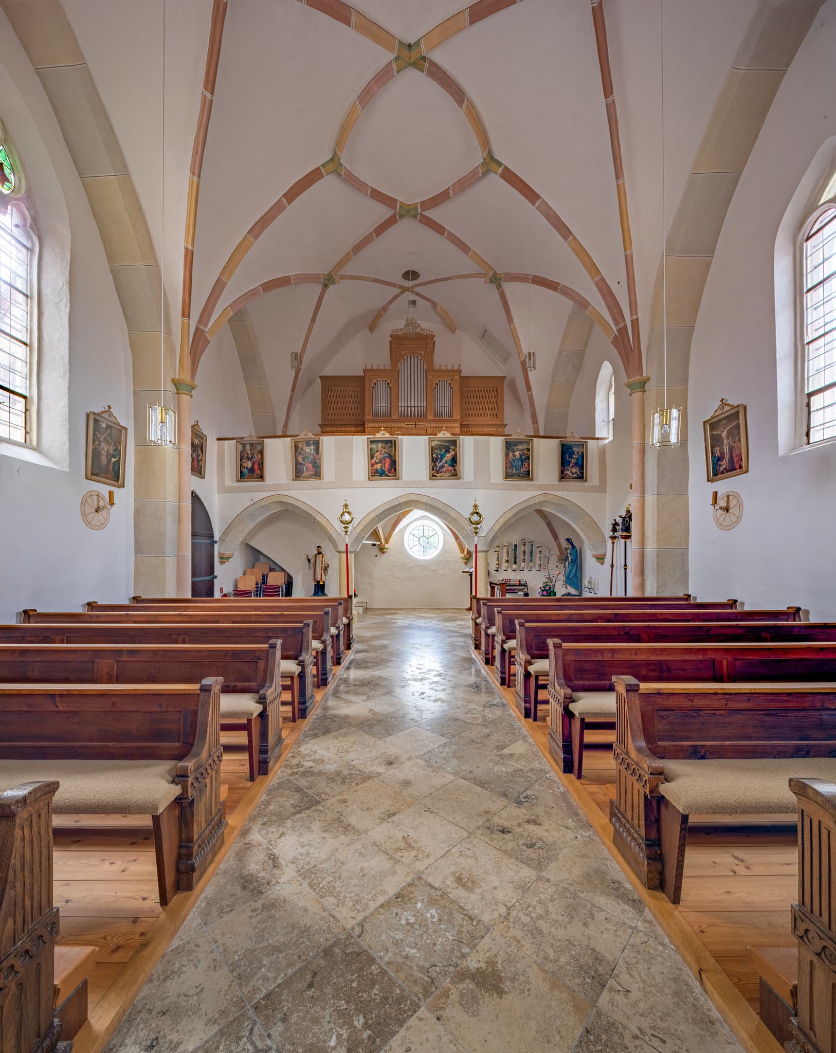 Die Kirche St. Johannes Evangelist und St. Ägidius befindet sich in Unterneukirchen, Landkreis Altötting, Oberbayern, in der Region Inn-Salzach, Deutschland.