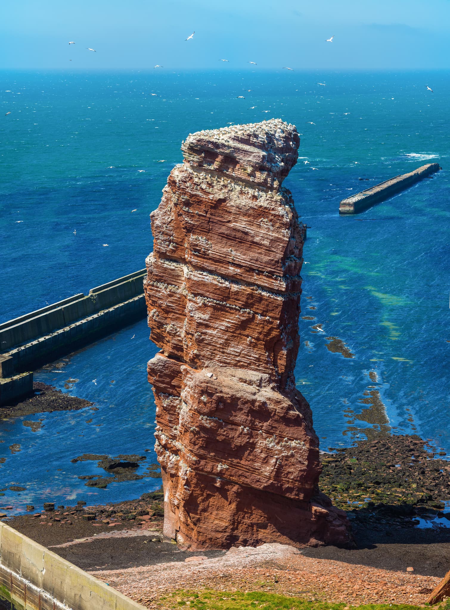 Panoramablick auf die markante Lange Anna Felsformation auf Helgoland. Die deutsche Hochseeinsel liegt im Landkreis Pinneberg, Schleswig-Holstein
