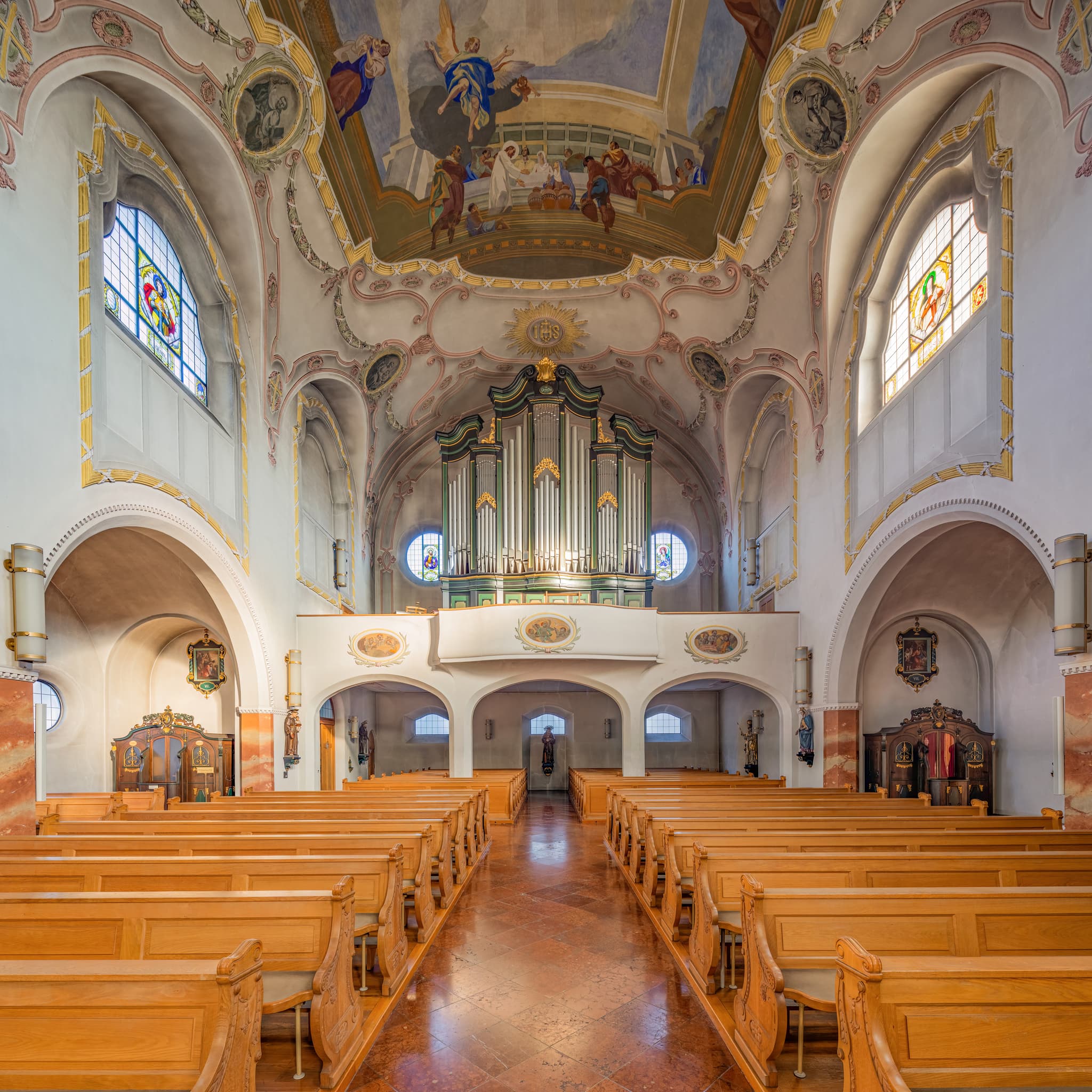 Stadt Pfarrkirche Heilige Familie in Bad Griesbach, Landkreis Passau, Niederbayern, Bayern. Das Bild zeigt die Kirchenbänke und die Deckenmalerei.