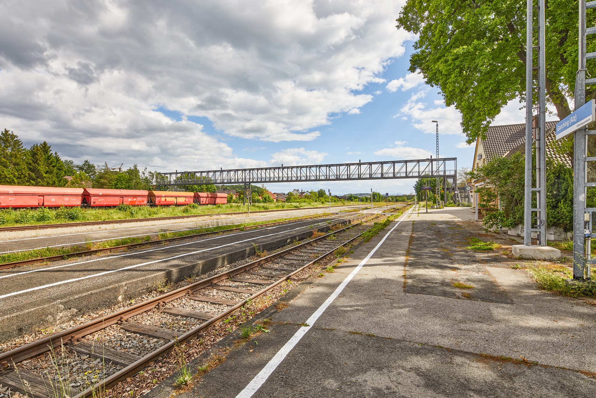 Bahnhof in Garching, Landkreis Altötting, Oberbayern. Bahngleise, Bahnsteig und Fußgängersteg, Region Inn-Salzach, Deutschland.