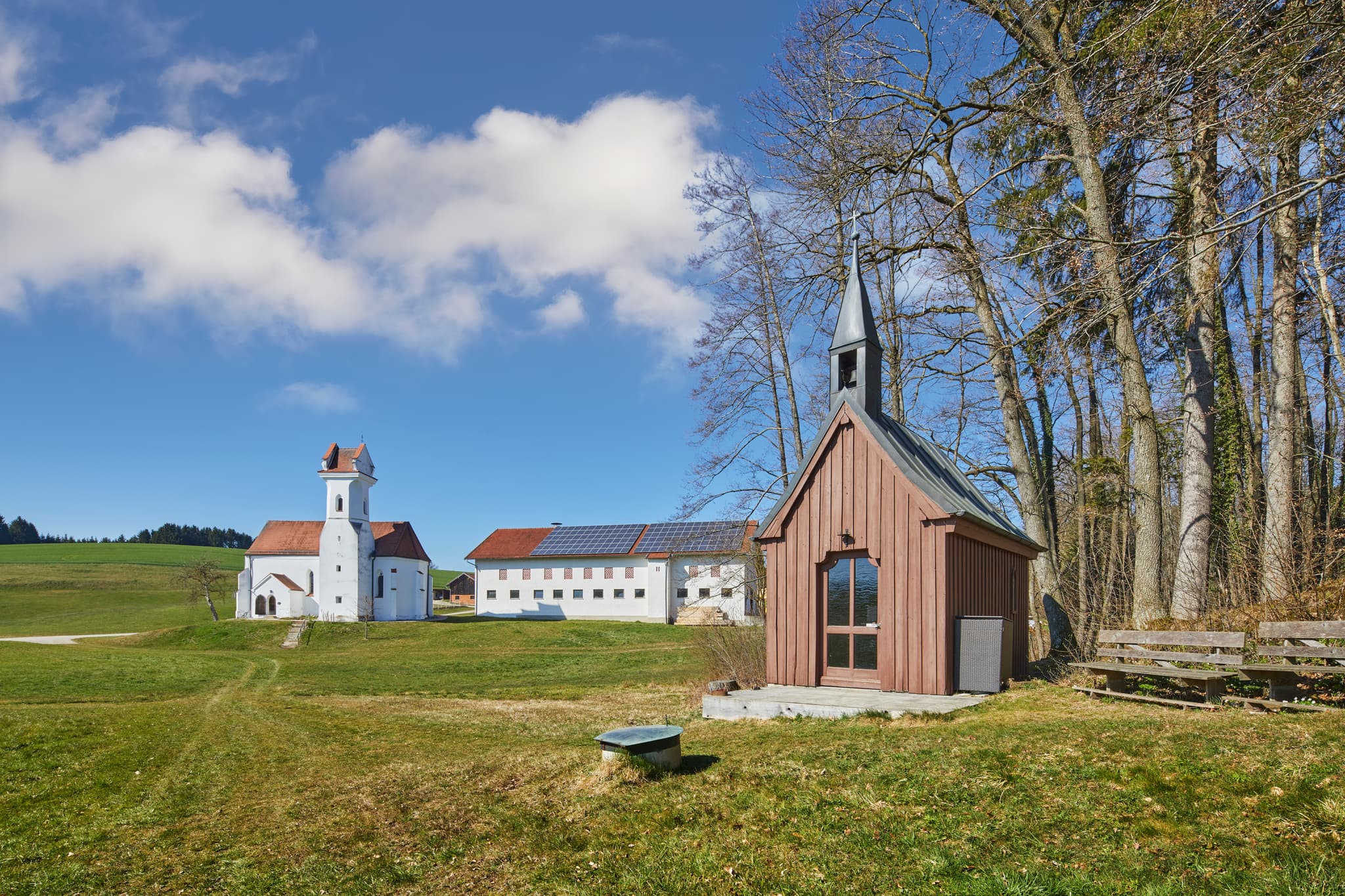 Bild zeigt die Nebenkirche St. Nikolaus und Florian in Birnbach, Erlbach, Landkreis Altötting, Oberbayern, Region Inn-Salzach, Deutschland.