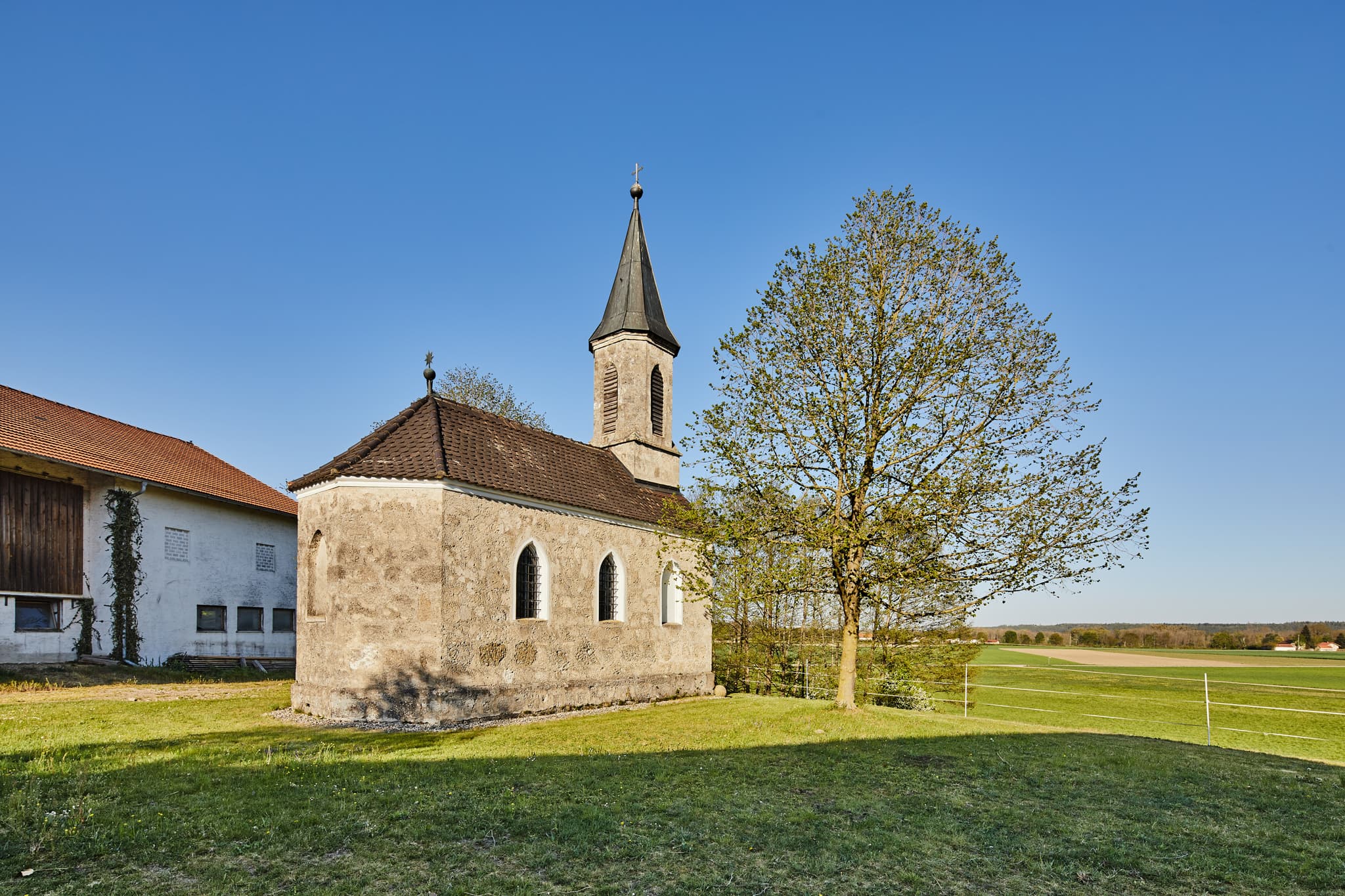 Die Kemerting Kapelle in Haiming, Landkreis Altötting, Oberbayern. Ein Kleinod inmitten grüner Landschaften.