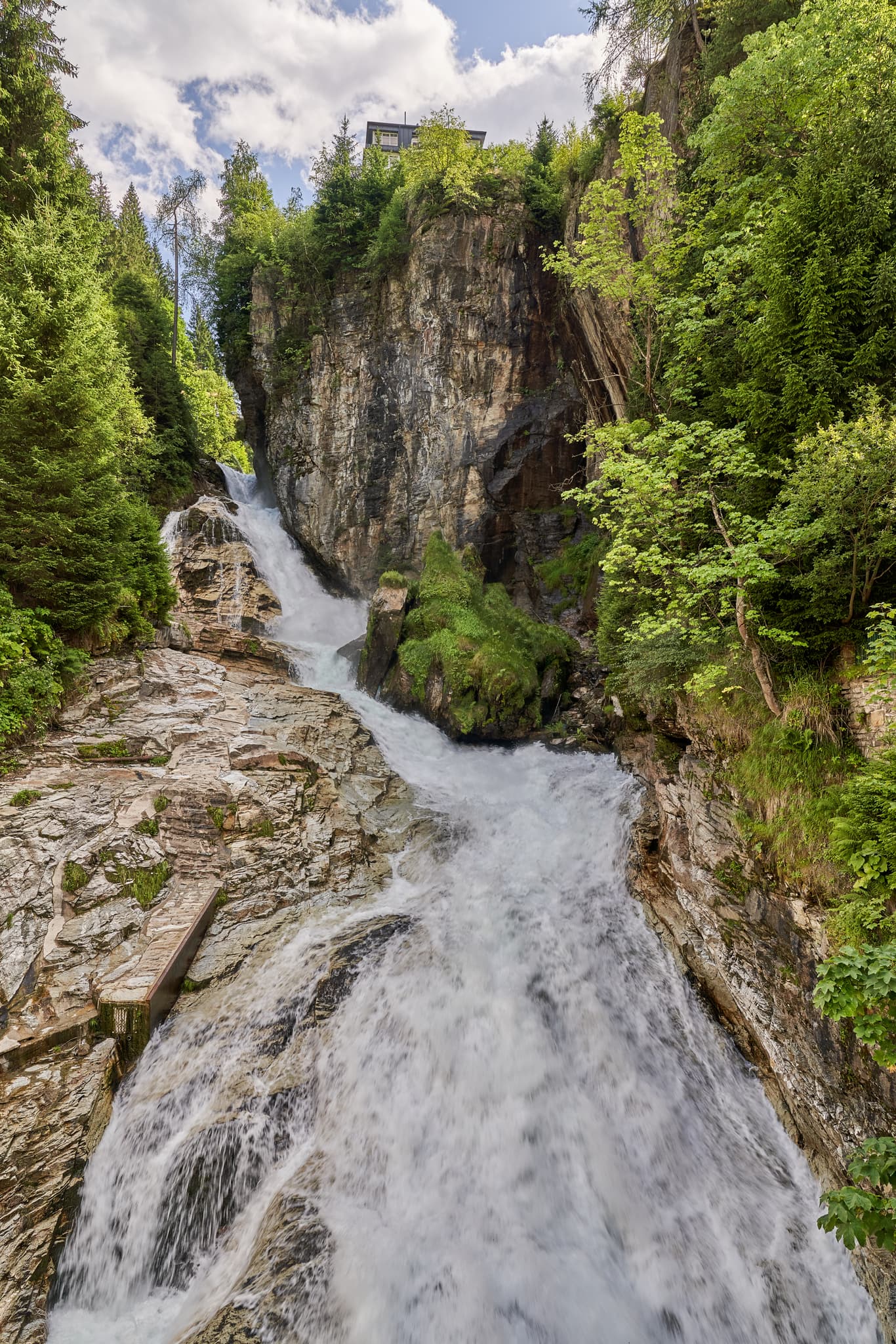 Beeindruckender Oberer Wasserfall in Bad Gastein, St. Johann im Pongau, Salzburg. Mächtige Wassermassen in alpiner Landschaft im Pongau, Österreich.