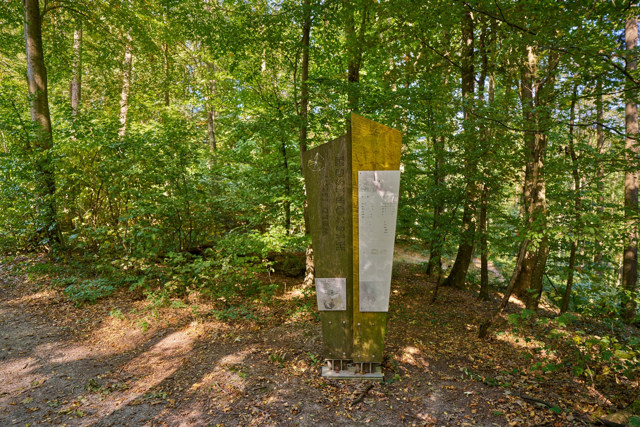 Waldweg in Bad Griesbach, Landkreis Passau, Niederbayern, Bayern, Deutschland. Informationstafel im Wald.