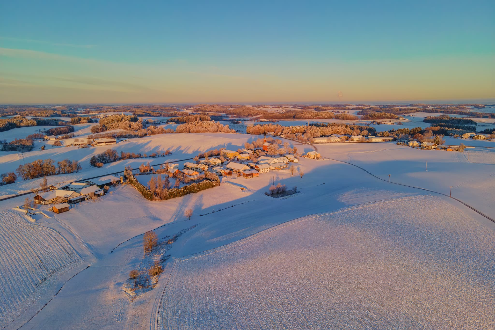 Winter in Wald bei Winhöring, Pleiskirchen, Altötting, Oberbayern, Inn-Salzach, Bayern, Deutschland. Verschneite Landschaft bei Sonnenaufgang.