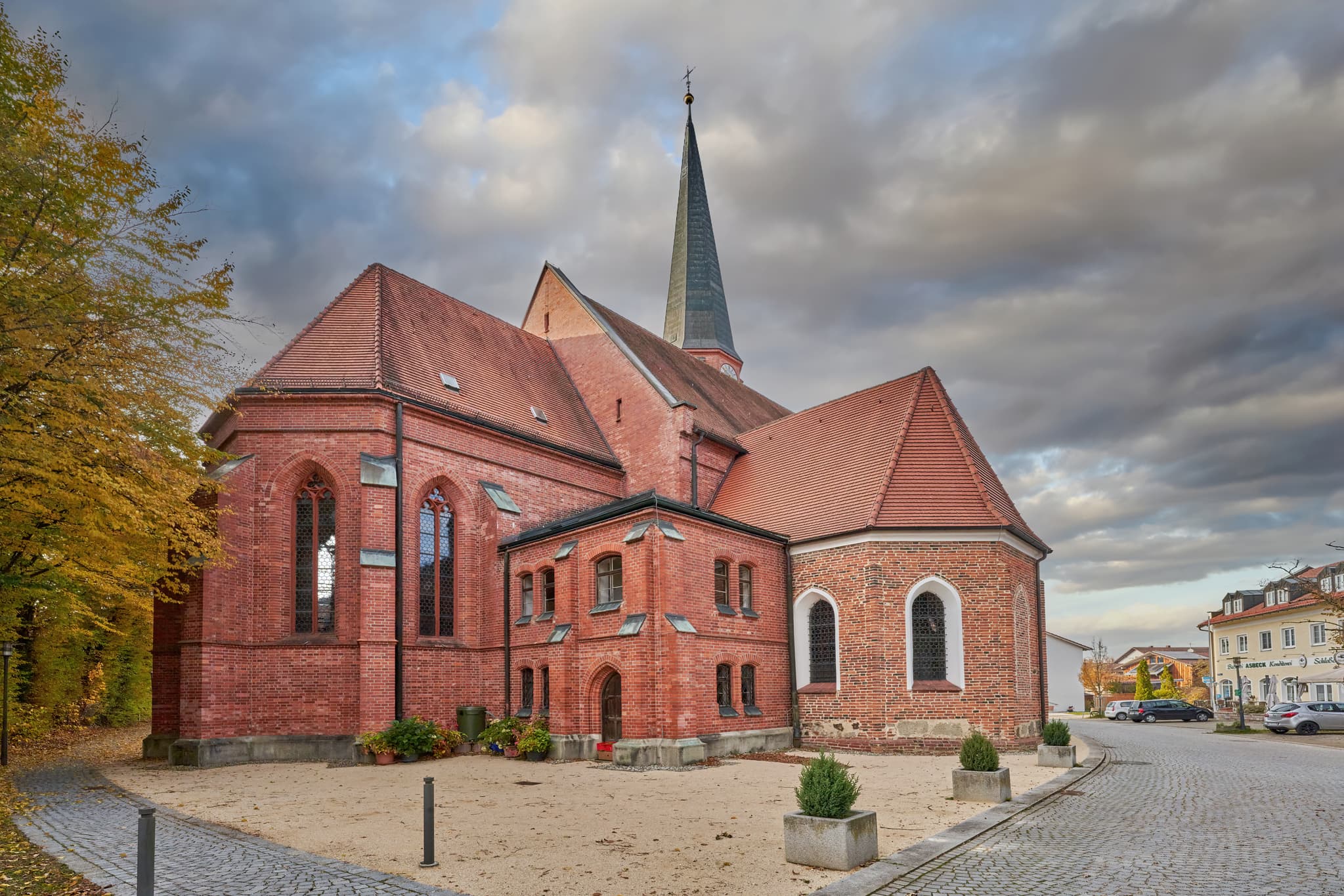 Die Kirche St. Stephanus Hörnliweg in Schönau, Rottal-Inn, Niederbayern, Deutschland. Dieser markante Ziegelbau prägt die Gemeinde im ländlichen Bäderdreieck.