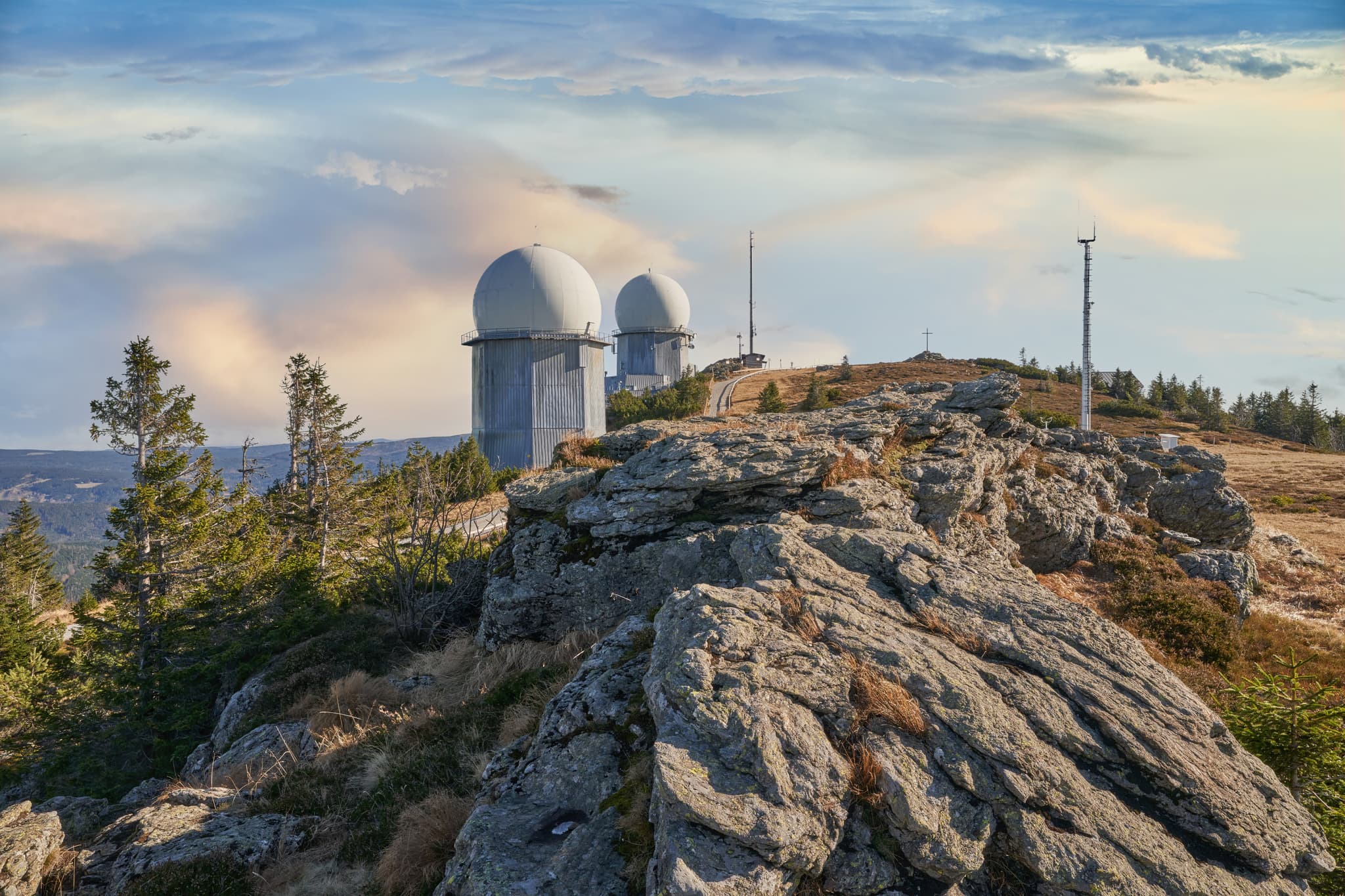Panoramablick Großer Arber Radom mit Felsen, Bäumen, Fernsicht. Anlage in Bayerisch Eisenstein, Landkreis Regen, Oberpfalz, Deutschland, Oberpfälzer Jura.