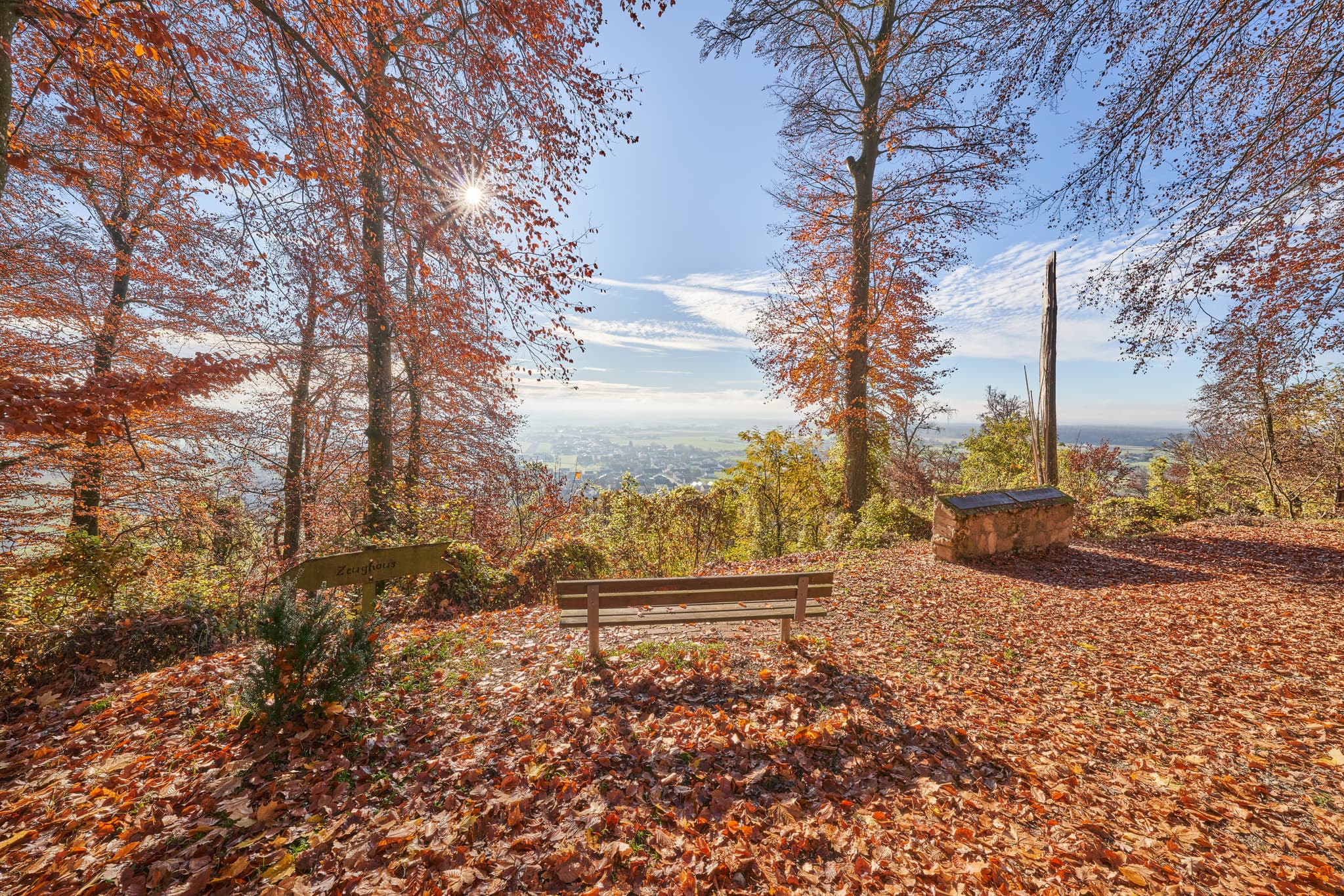 Herbstliche Aussicht mit Bank vom Schlossberg bei Julbach, Gemeinde Julbach, Landkreis Rottal-Inn, Niederbayern, Holzland/Bäderdrieck, Bayern, Deutschland.