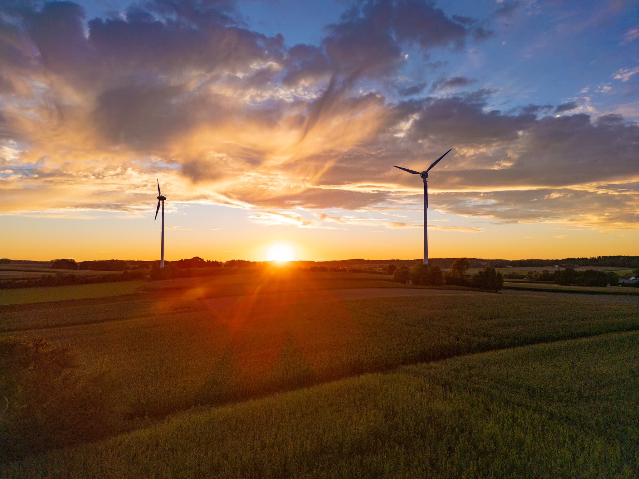 Windpark bei Sonnenuntergang in Dirnaich Windpark, Gangkofen, Landkreis Rottal-Inn, Niederbayern, Region Holzland, Deutschland.