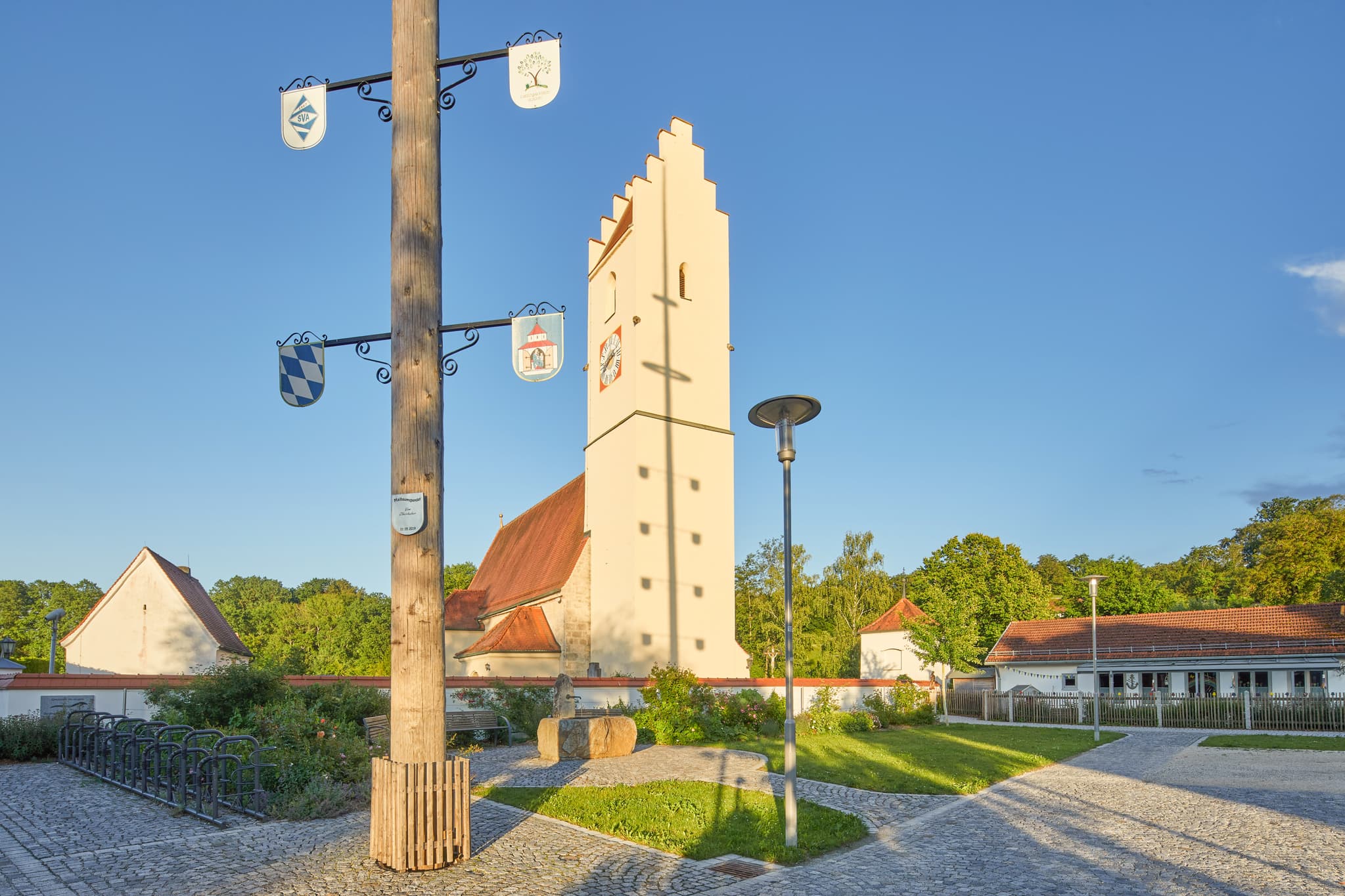 Mariä-Himmelfahrt Pfarrkirche in Alzgern, Neuötting, Altötting, Oberbayern, Region Inn-Salzach, Bayern, Deutschland. Bild zeigt die Kirche mit einem Maibaum.