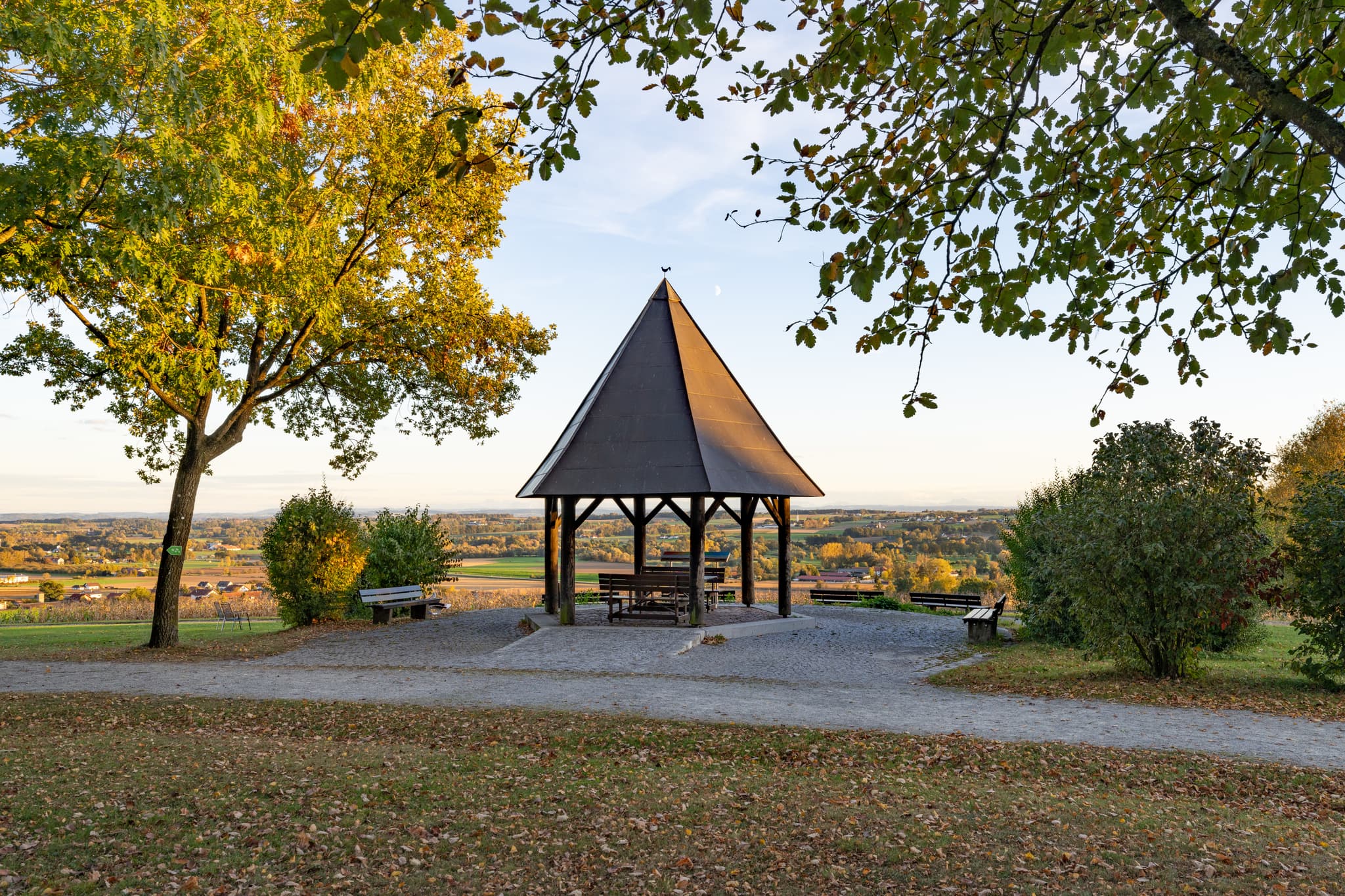 Sonnenuntergang im Kurpark Bad Griesbach im Rottal, Landkreis Passau, Niederbayern, Deutschland. Herbstliche Ansicht der Thermenstadt im Bäderdreieck.