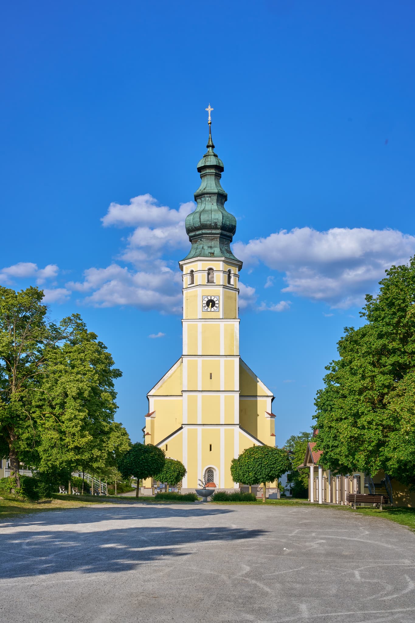 Die Wallfahrtskirche Mariä Himmelfahrt in Sammarei, Ortenburg, ist ein Fotomotiv im Landkreis Passau, Niederbayern, gelegen in der Region Donau-Wald.