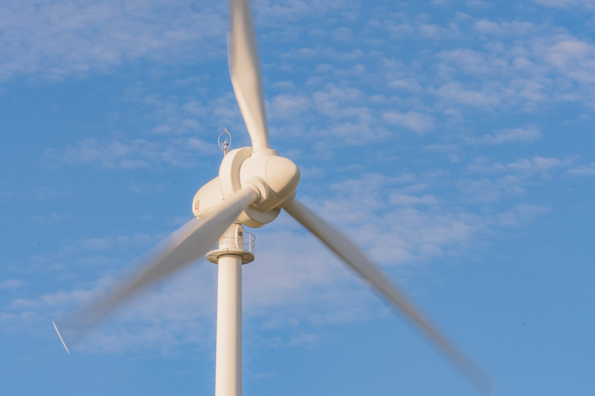 Moderne Windkraftanlage vor blauem Himmel mit Wolken in Dirnaich, Gemeinde Gangkofen, Landkreis Rottal-Inn, Niederbayern. Energiewende im Holzland, Deutschland.