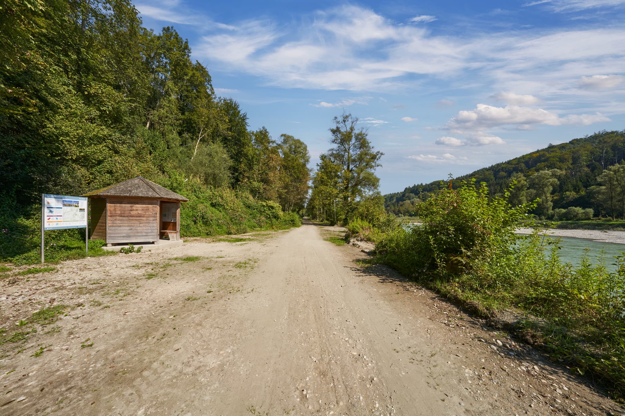 Bild einer Informationshütte an der Salzach bei Raitenhaslach in der Gemeinde Burghausen, Landkreis Altötting, Regierungsbezirk Oberbayern, Region Inn-Salzach.