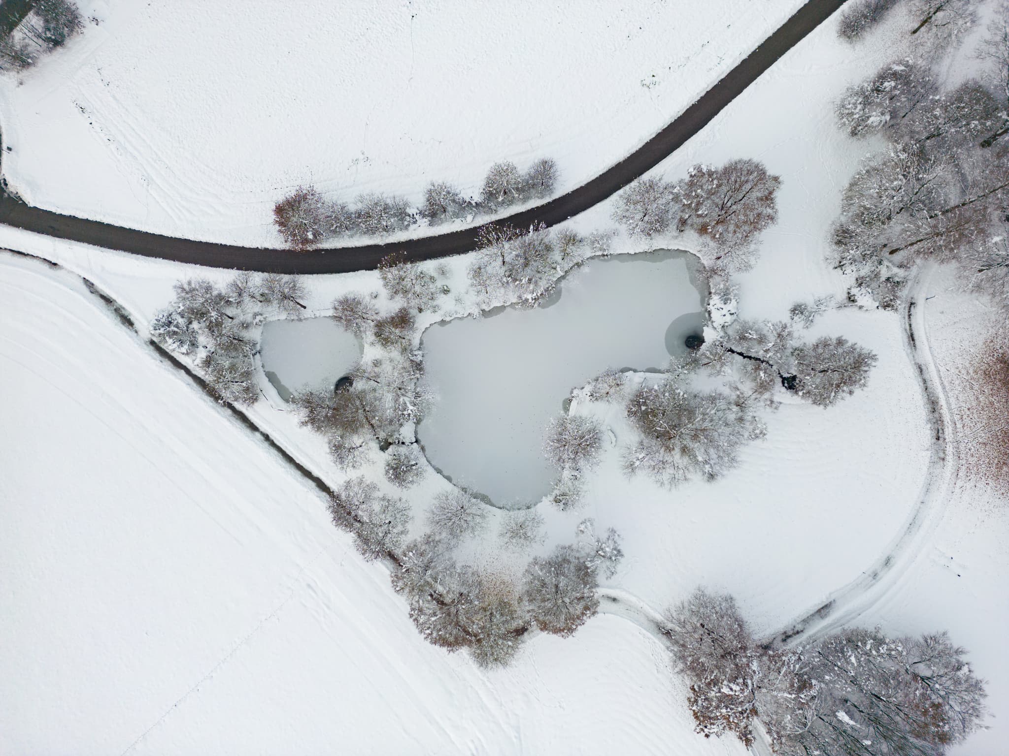 Winterluftbild des Kurparks Bad Griesbach im Rottal, Landkreis Passau, Niederbayern, Deutschland. Eine idyllische Szene von oben in verschneiter Landschaft.