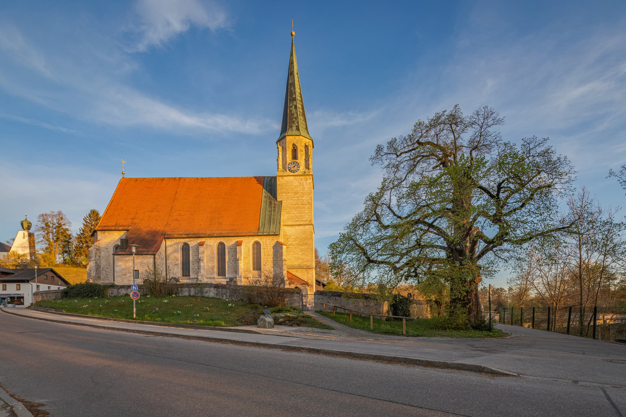 Die alte Pfarrkirche hl. Johannes der Täufer ist eine römisch-katholische Kirche in der Gemeinde Burgkirchen an der Alz im. Landkreis Altötting, Oberbayern.