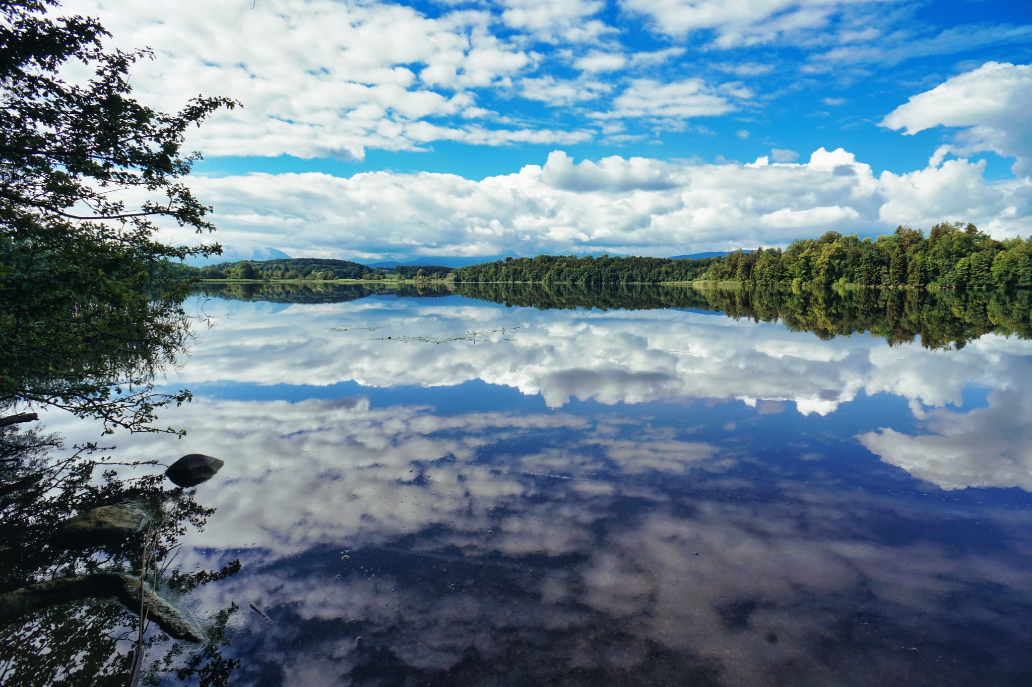 Der Abtsee spiegelt an diesem Tag die prachtvolle Wolkenlandschaft perfekt wider.  Blauer Himmel, weiße Wolken  schaffen eine idyllische und ruhige Atmosphäre.