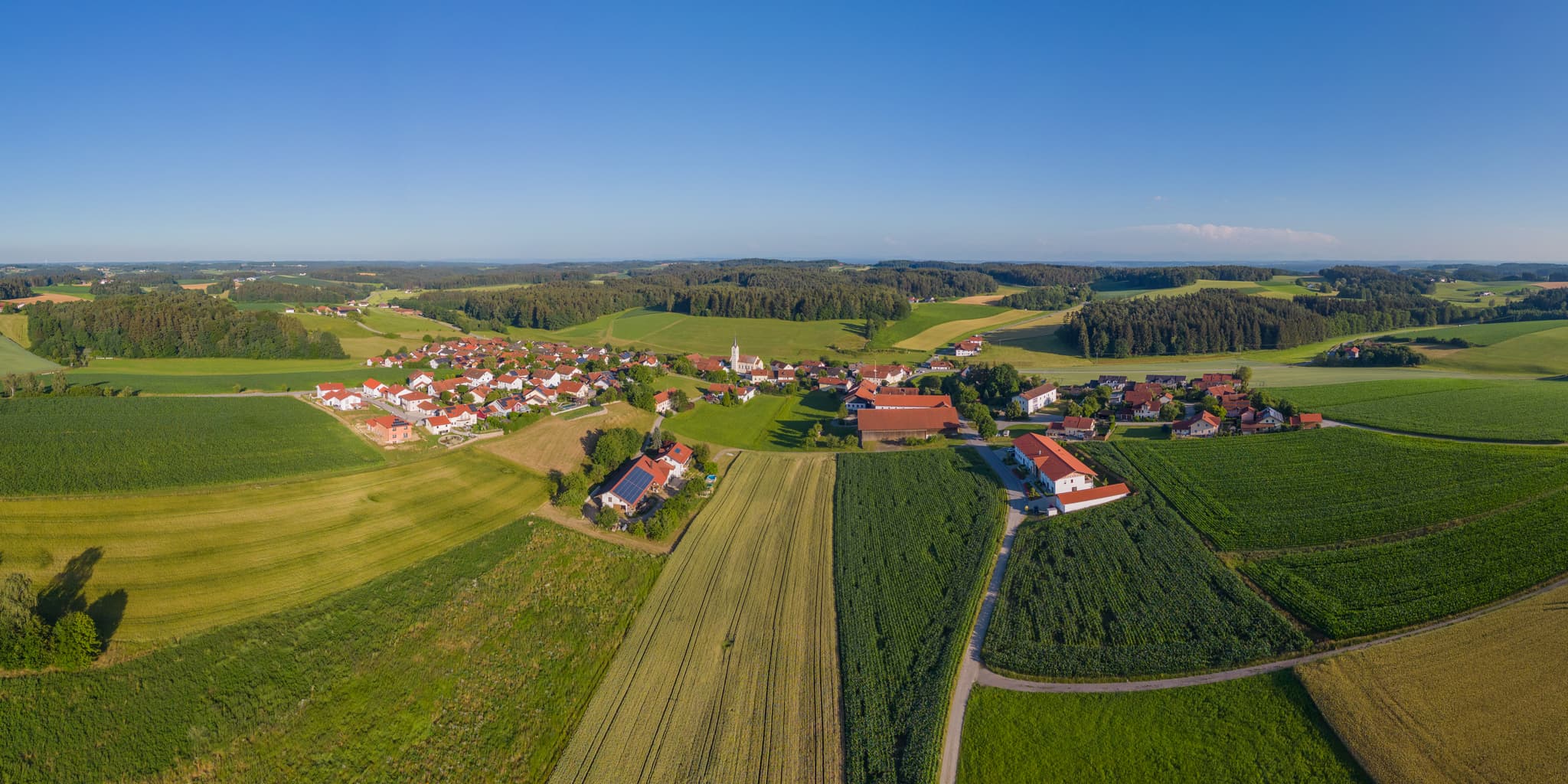 Luftbild von Erlbach, Landkreis Altötting, Oberbayern. Gelegen in der Region Inn-Salzach, Deutschland, ist umgeben von Feldern, Wiesen und Wäldern.