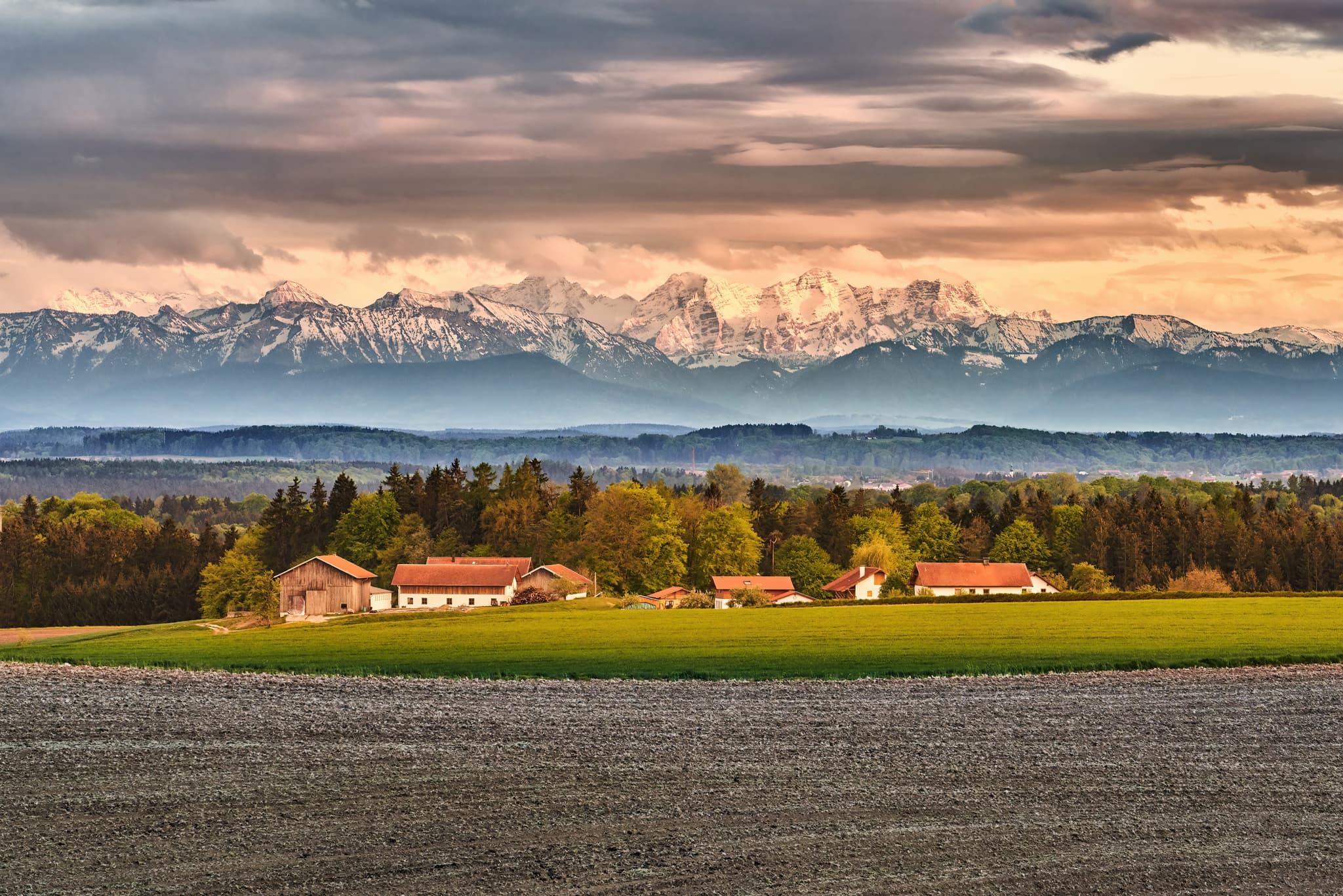 Weitblick von Hoheneck in Reischach, Altötting, Oberbayern, Inn-Salzach, Deutschland. Landschaft mit Feldern, Höfen und beeindruckendem Alpenpanorama.