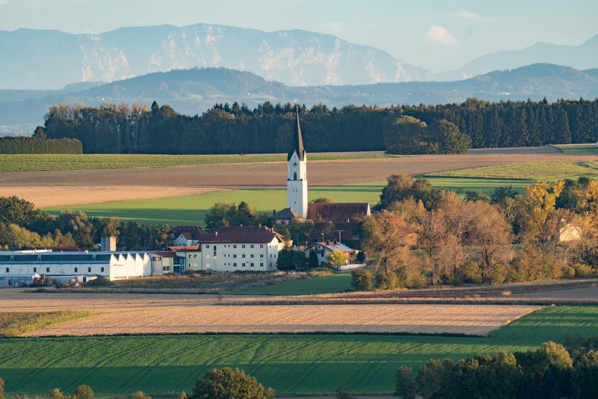 Idyllische Aussicht vom Kurpark Bad Griesbach auf Weihmörting. Gelegen im Landkreis Passau, Niederbayern, im Bäderdreieck Deutschlands.