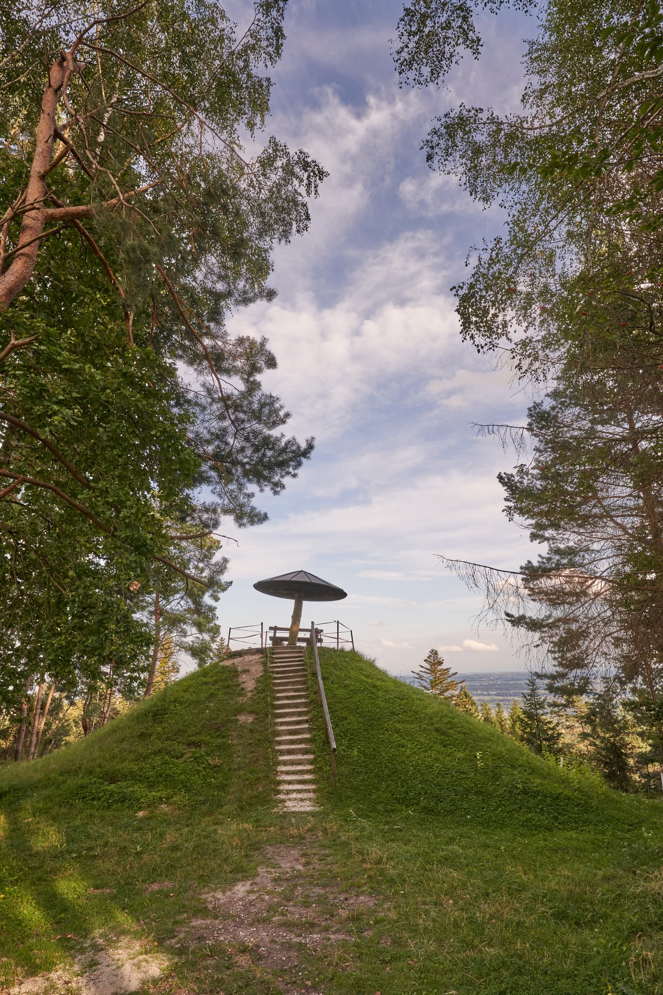 Aussicht vom Schwammerl, Wetterpilz auf dem Schellenberg in Simbach am Inn, Landkreis Rottal-Inn, Niederbayern, Region Holzland, Bäderdreieck, Deutschland.