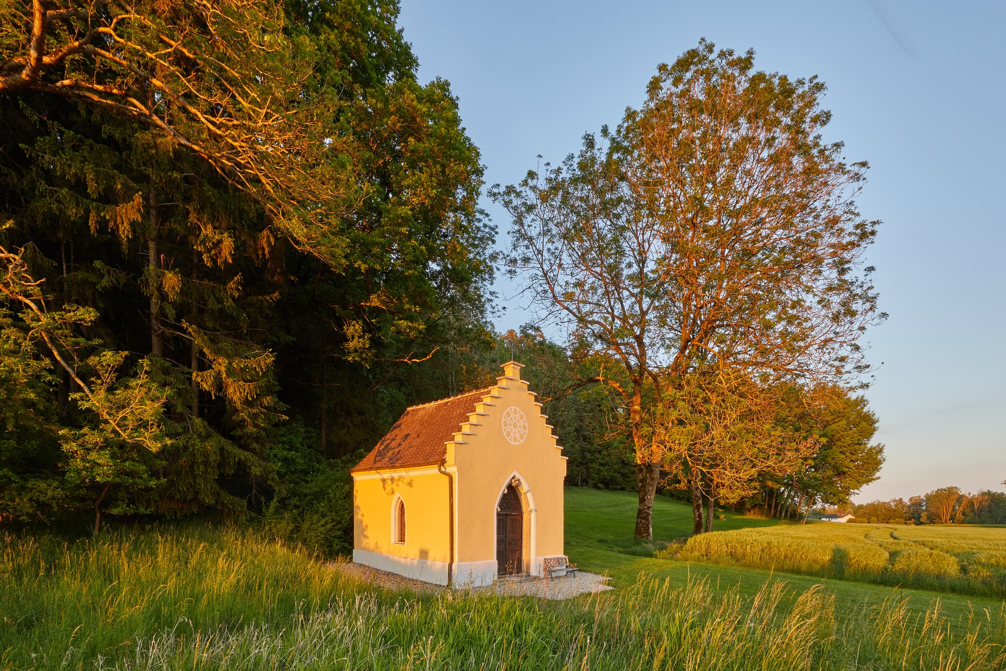 Malerische Kapelle zwischen Erharting und Schoßbach im Landkreis Mühldorf am Inn, Oberbayern. Eine schöne Sehenswürdigkeit der Region Inn-Salzach, Deutschland.