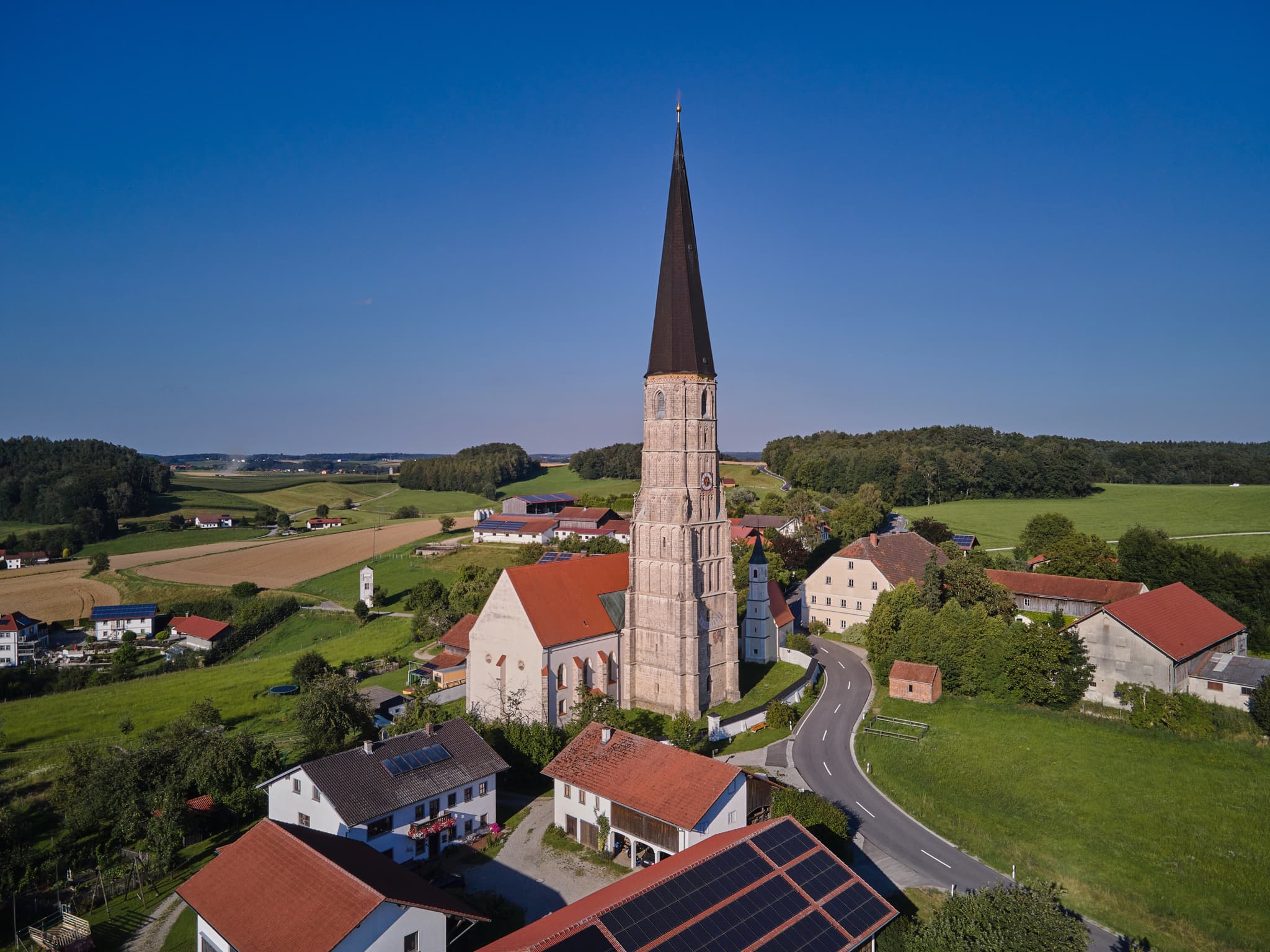 Luftaufnahme Schildthurn, Zeilarn, Rottal-Inn. Die imposante Kirche inmitten ländlicher Natur mit Feldern und Wäldern im Holzland, Niederbayern, Deutschland.