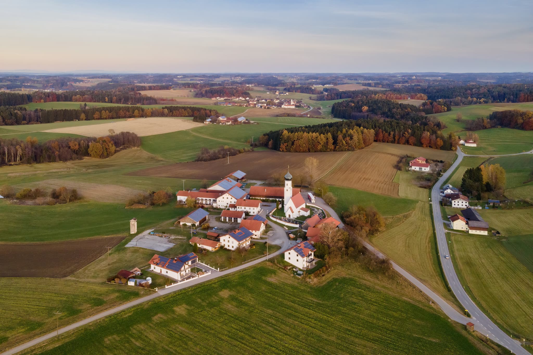 Endlkirchen, Gemeinde Erlbach, Landkreis Altötting, Oberbayern, Inn-Salzach, Deutschland. Luftaufnahme der ländlichen Landschaftf, Kirche, Feldern und Wäldern.