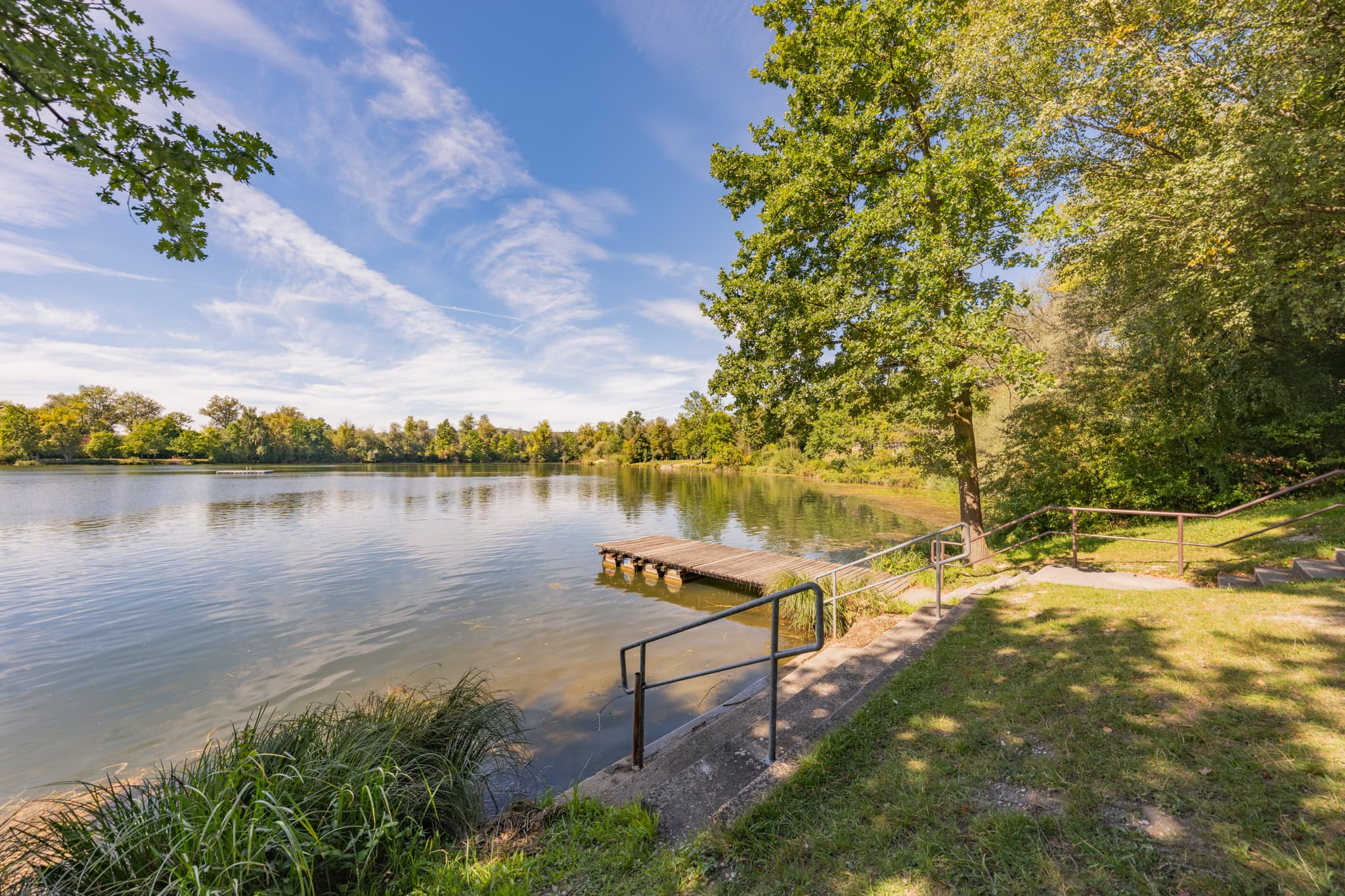 Badesee bei Kirchdorf am Inn, Rottal-Inn, Niederbayern, Deutschland. Idyllische Naturlandschaft im Bäderdreieck mit Steg. Ideal für Sommer-Erholung.