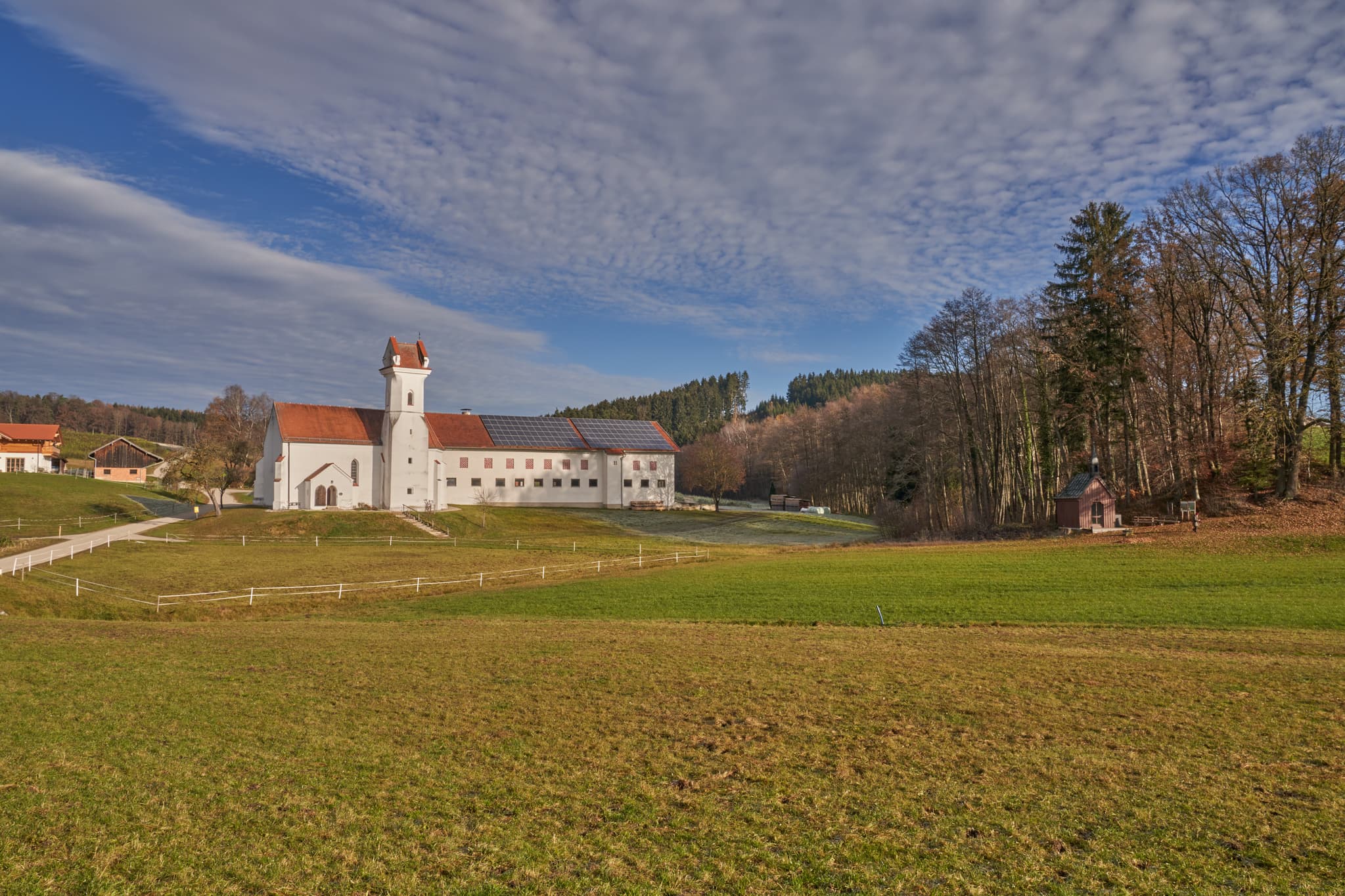 Landschaft mit Kirche in Birnbach, Ortsteil von Erlbach, Landkreis Altötting. Grüne Wiesen, Bäume in Oberbayern, Region Inn-Salzach, Deutschland.