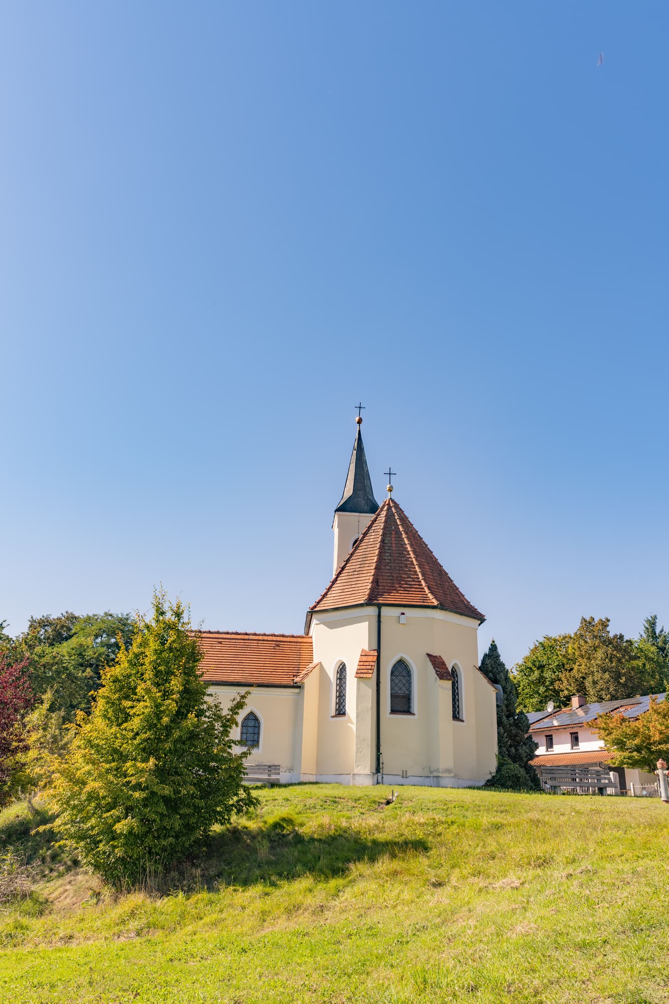 Wallfahrtskirche Mariä Himmelfahrt in Guteneck Johanniskirchen, Rottal-Inn, Niederbayern, Deutschland. Kirchturm und Dach vor blauem Himmel im Holzland.