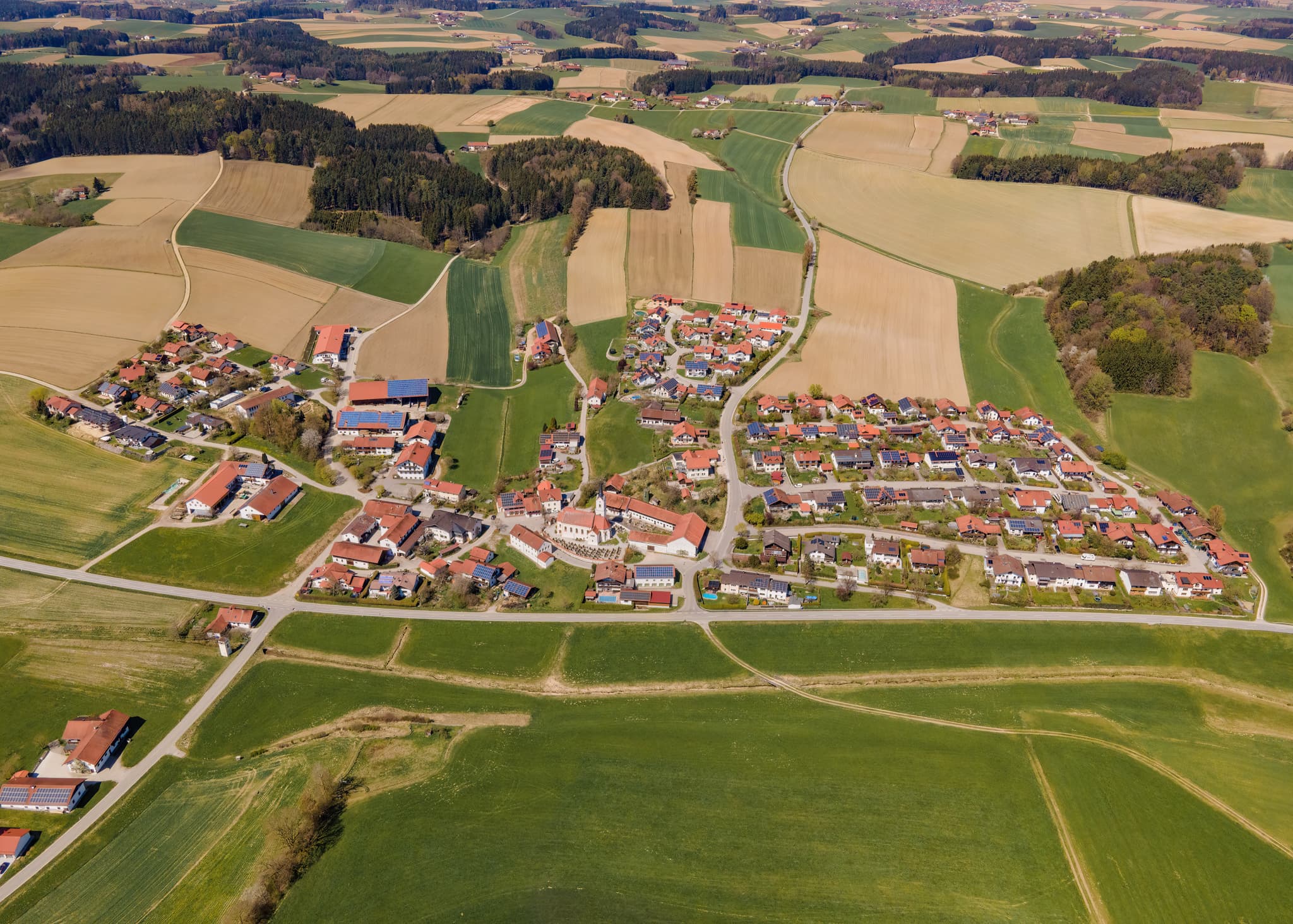Luftbild von Erlbach in Oberbayern, Region Inn-Salzach, Deutschland. Das Bild zeigt die ländliche Siedlungsstruktur mit Feldern und Wiesen.