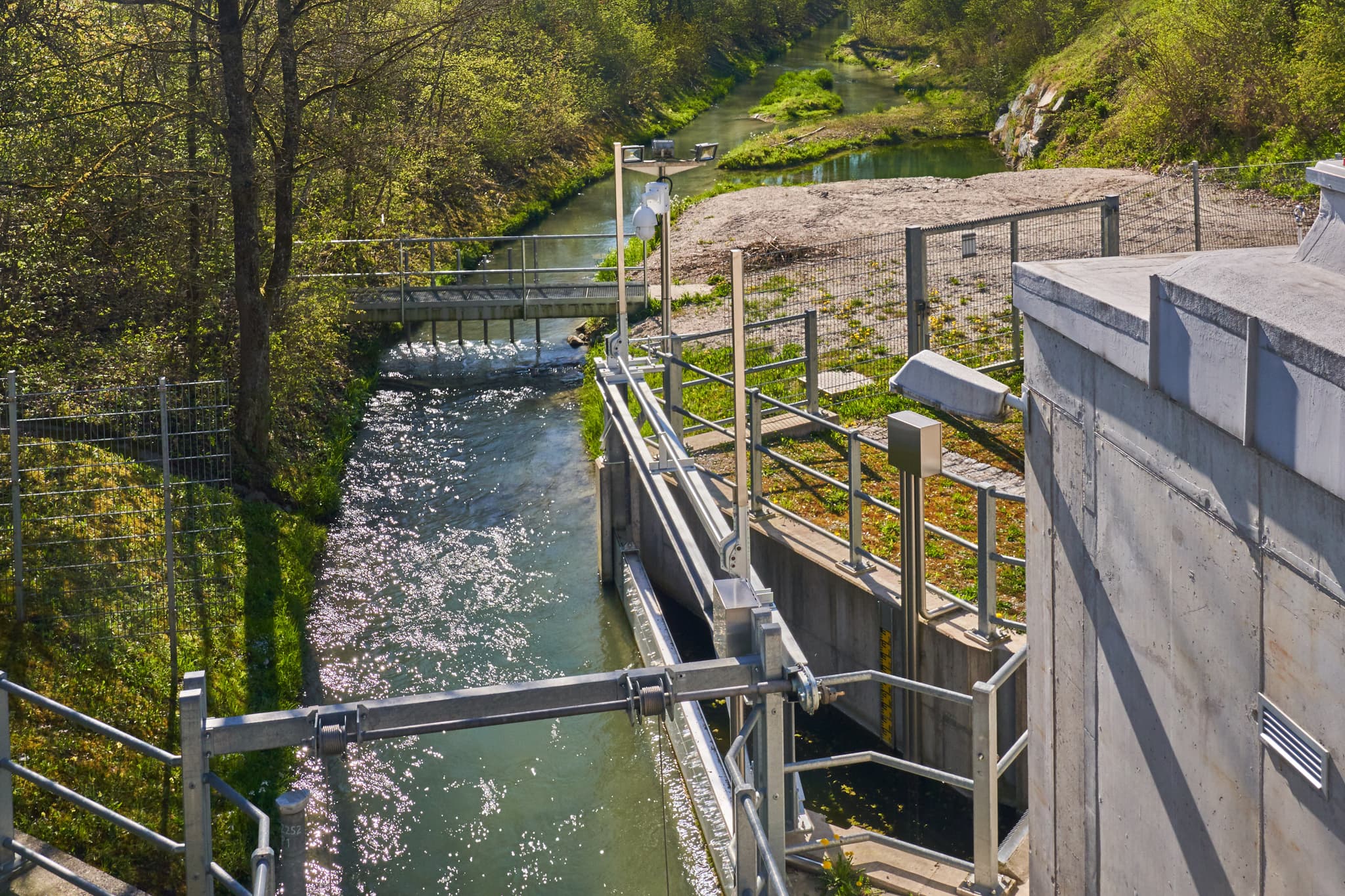 Die Fischtreppe am Inn Kraftwerk in Stammham, Altötting, Oberbayern. Die Anlage dient der Fischwanderung um das Wehr in der Region Inn-Salzach.