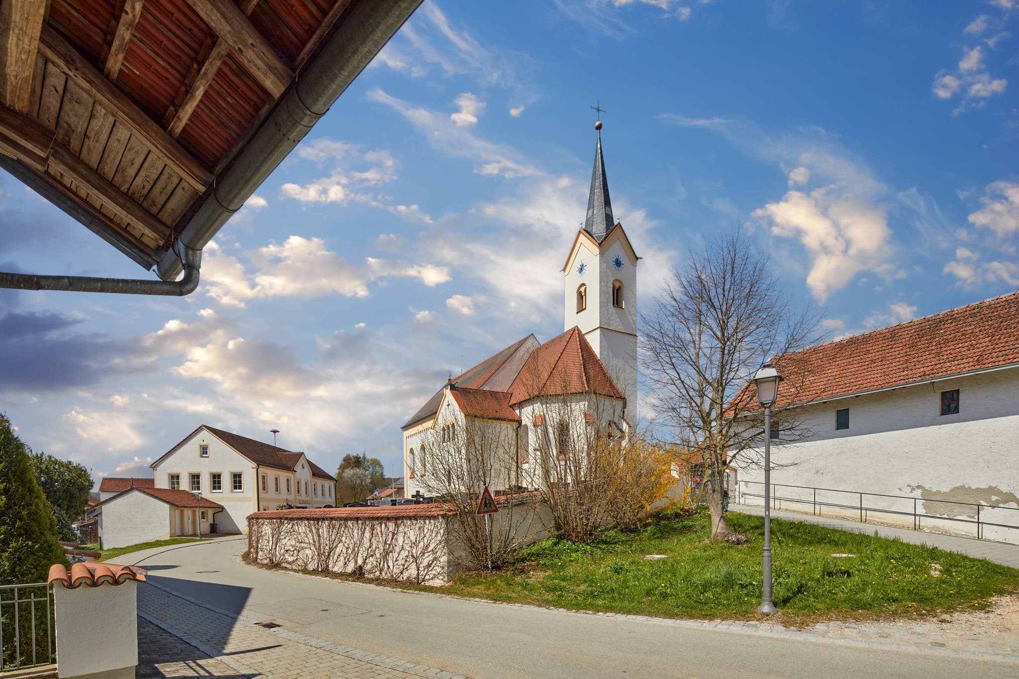 Pfarrkirche St. Peter und Paul und das Rathaus in Erlbach, Landkreis Altötting, Oberbayern, Südostbayern, Deutschland.
