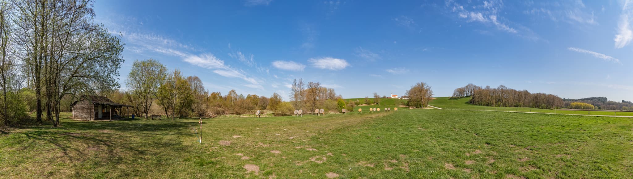 Kirchisen Sankt Pankratius mit Bogenschützen Mühldorf in Mettenheim, Mühldorf am Inn, Oberbayern. Idylle in der Region Inn-Salzach, Deutschland, Panorama.