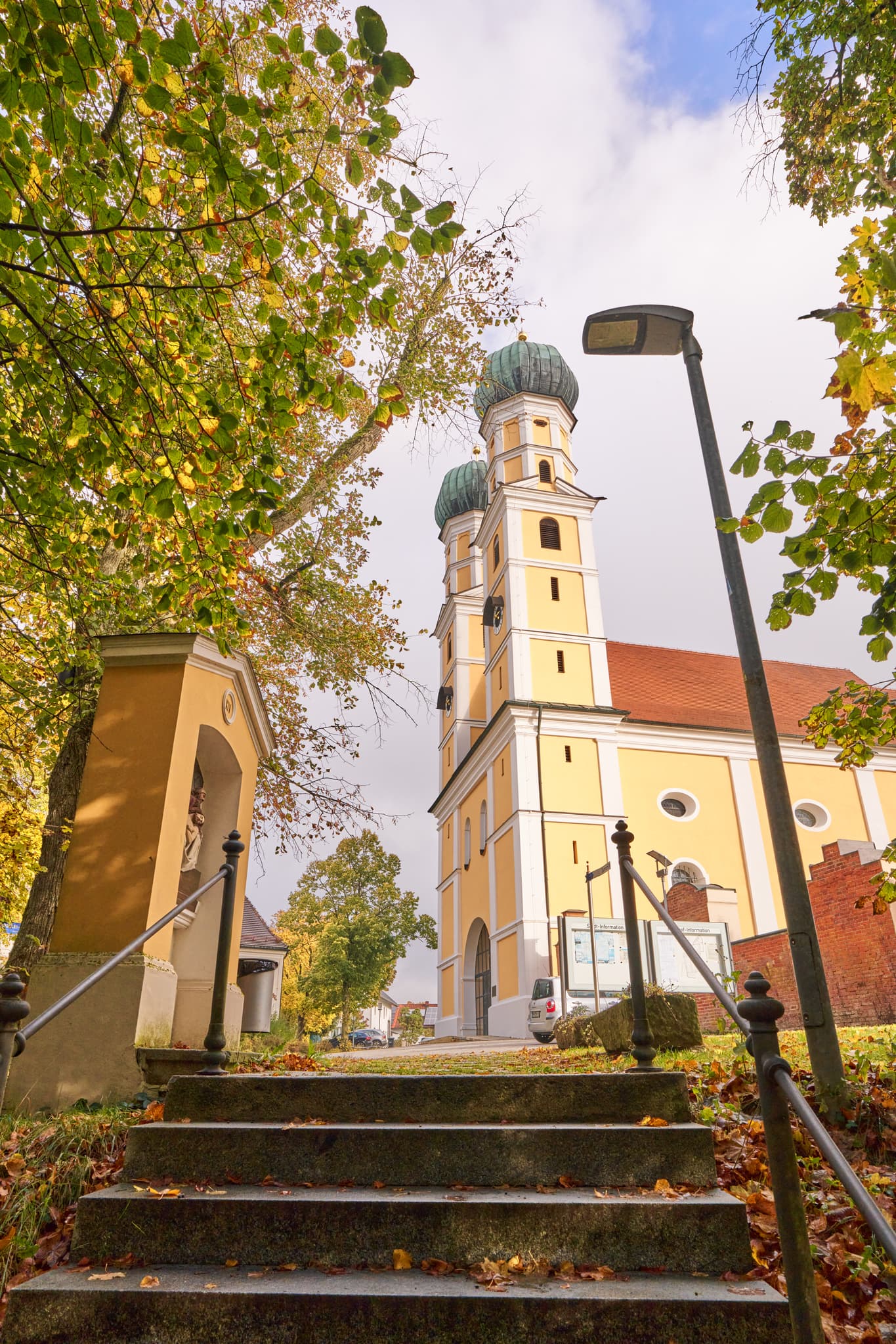 Wallfahrtskirche Gartlberg bei Pfarrkirchen, Landkreis Rottal-Inn, Niederbayern. Deutschland. Herbstbild mit Treppenaufgang und Bäumen.