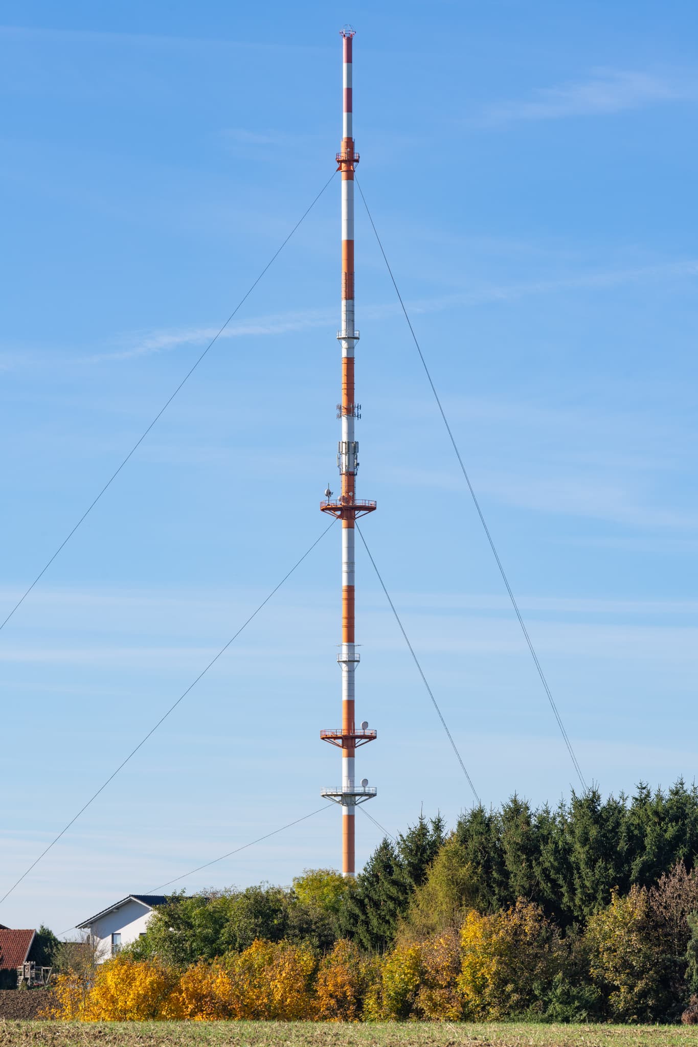 Funkturm in Rottenstuben, Hebertsfelden, umgeben von Feldern und Wäldern im Landkreis Rottal-Inn, Niederbayern. Das Holzland in Deutschland bei blauem Himmel.