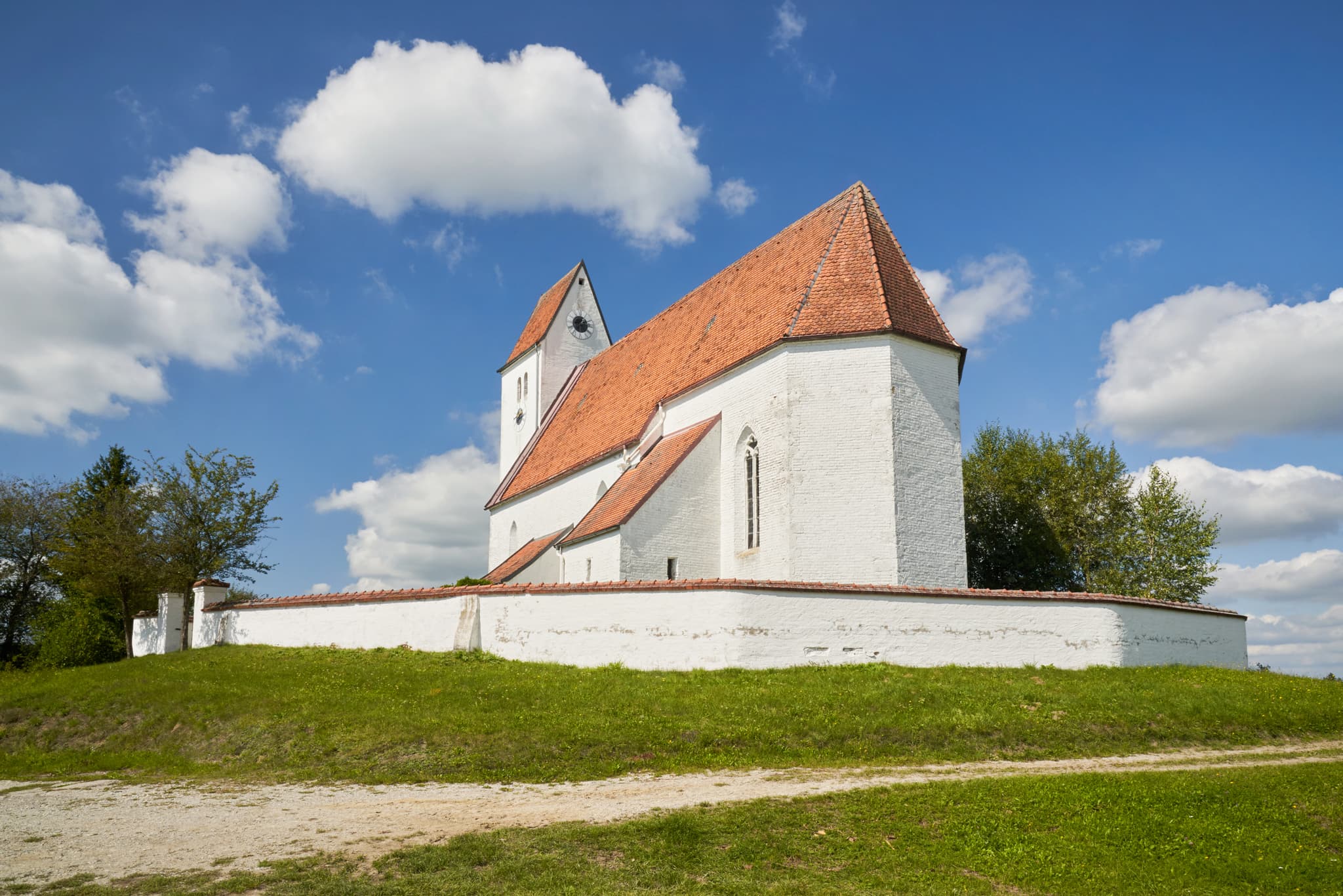 Georgenberg Kirche in Pleiskirchen, Landkreis Altötting, Oberbayern, Inn-Salzach, Bayern, Deutschland. Die Kirche steht auf einem Hügel.