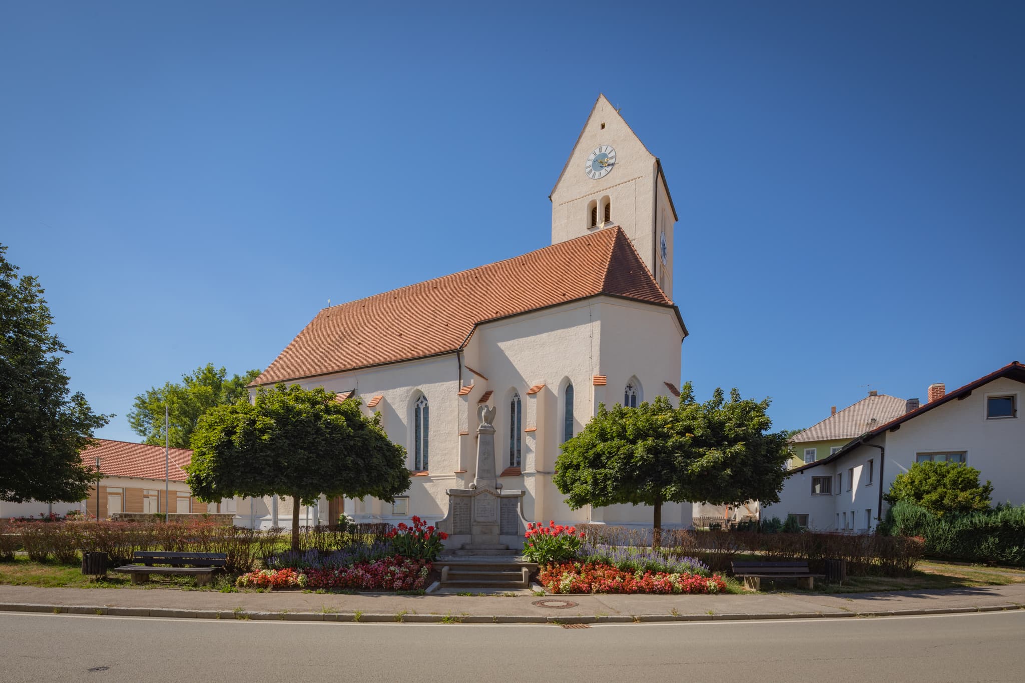 Die Pfarrkirche St. Valentin in Reutern, einem Ortsteil von Bad Griesbach im Landkreis Passau, liegt in der Region Bäderdreieck, Niederbayern, Deutschland.