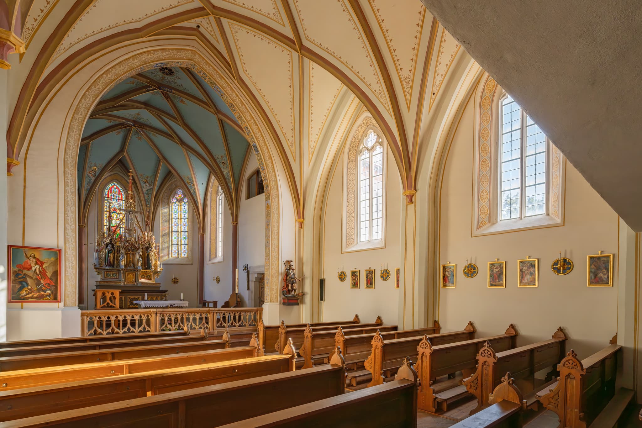 Stadt Bad Griesbach mit Friedhofskirche St. Michael. Kirche, Friedhof und die umliegende Landschaft, Passau, Niederbayern, Bayern, Deutschland.