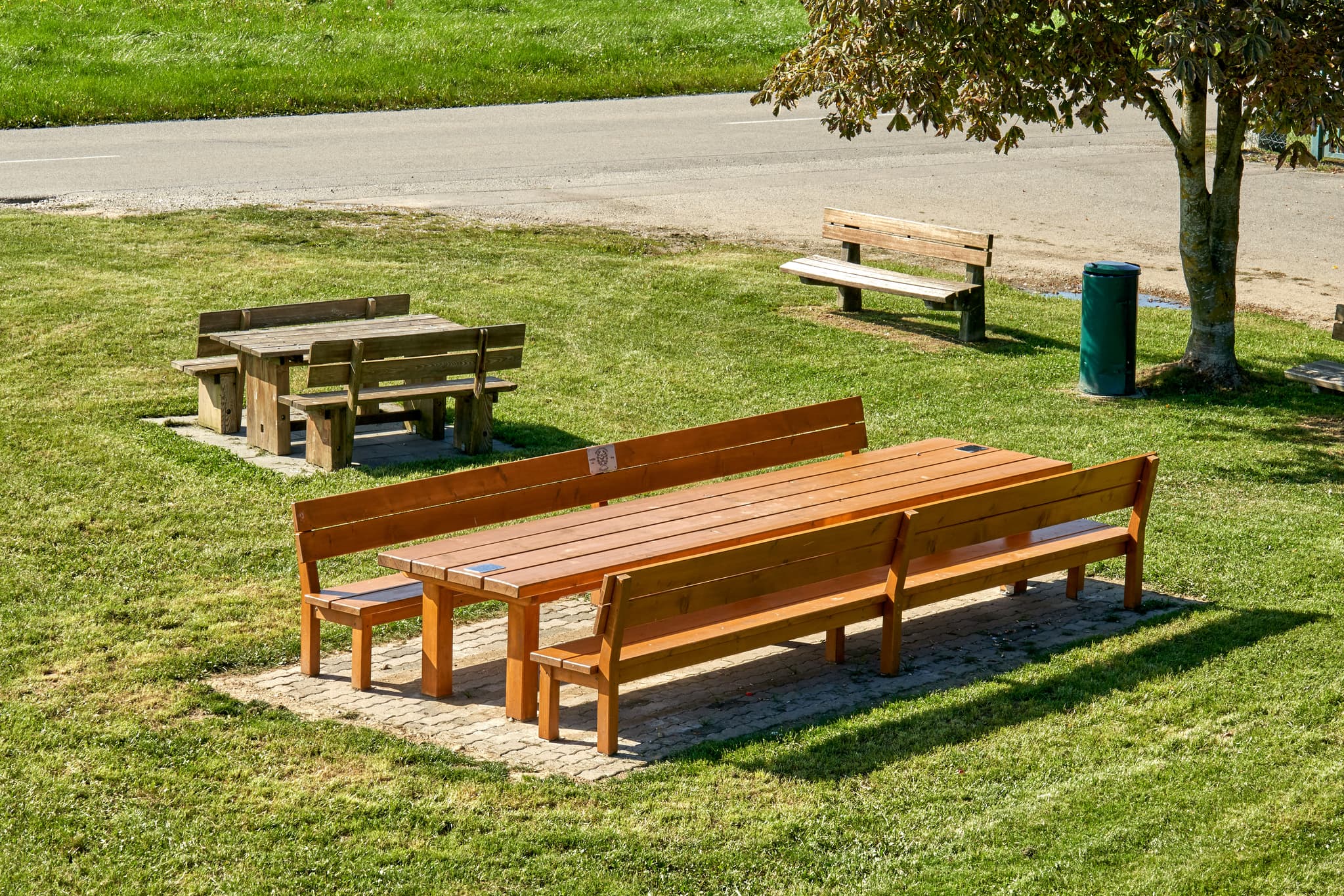 Rastplatz mit Holzbänken und Tischen in Schnaitsee, Landkreis Traunstein, Oberbayern. Gelegen im Chiemgau, Deutschland, bietet dieser Ort Ruhe und Entspannung.
