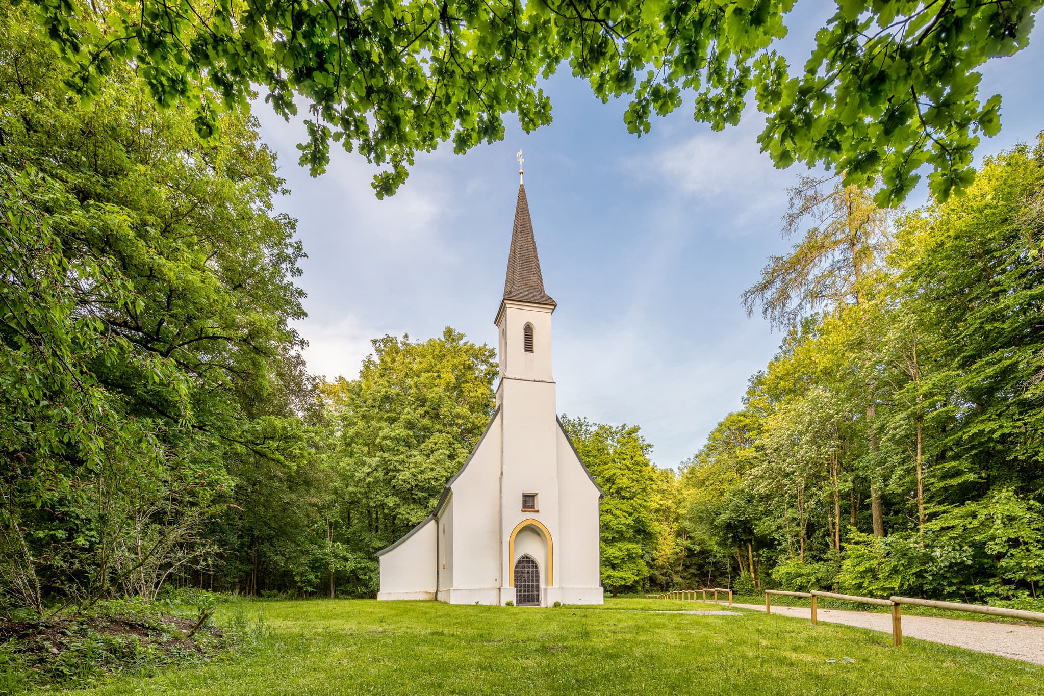 Idyllische Hampersberg Kapelle in Erharting, Landkreis Mühldorf am Inn, Oberbayern. Eine malerische Sehenswürdigkeit in der Region Inn-Salzach, Deutschland.