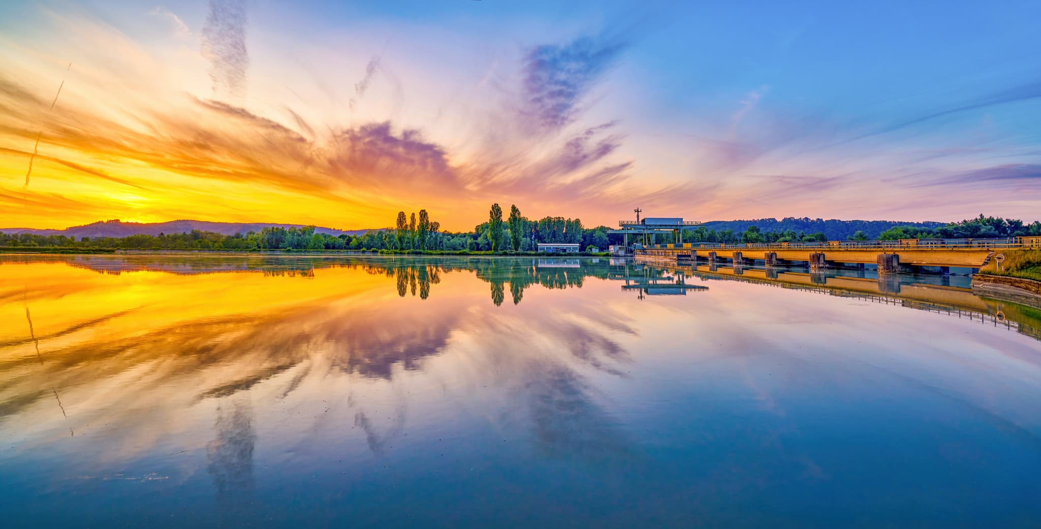 Innwerk Ering am Inn bei Frauenstein, Mining, Braunau am Inn, Oberösterreich. Österreich, Innviertel. Farbenprächtiger Sonnenuntergang spiegelt sich im Inn.