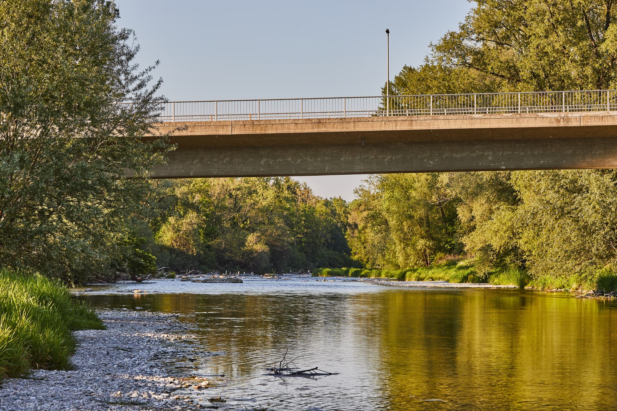 Alz Brücke bei Emmerting, Altötting, Oberbayern, Deutschland. Brücke über die Alz, umgeben von grüner Natur, Region Inn-Salzach.