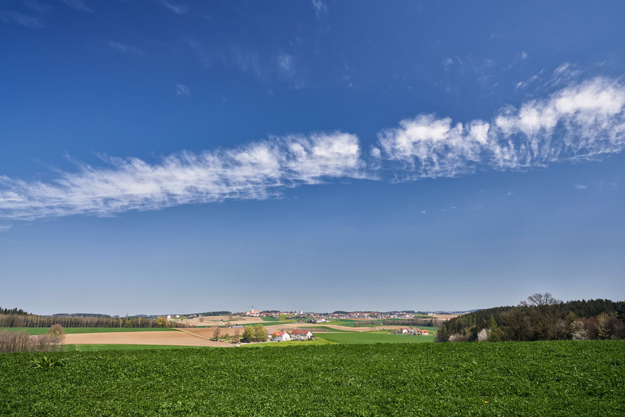 Panoramablick von Kirchisen bei Mettenheim über die weite Landschaft in Richtung Niederbergkirchen. Die idyllische Szenerie im Landkreis Mühldorf am Inn.