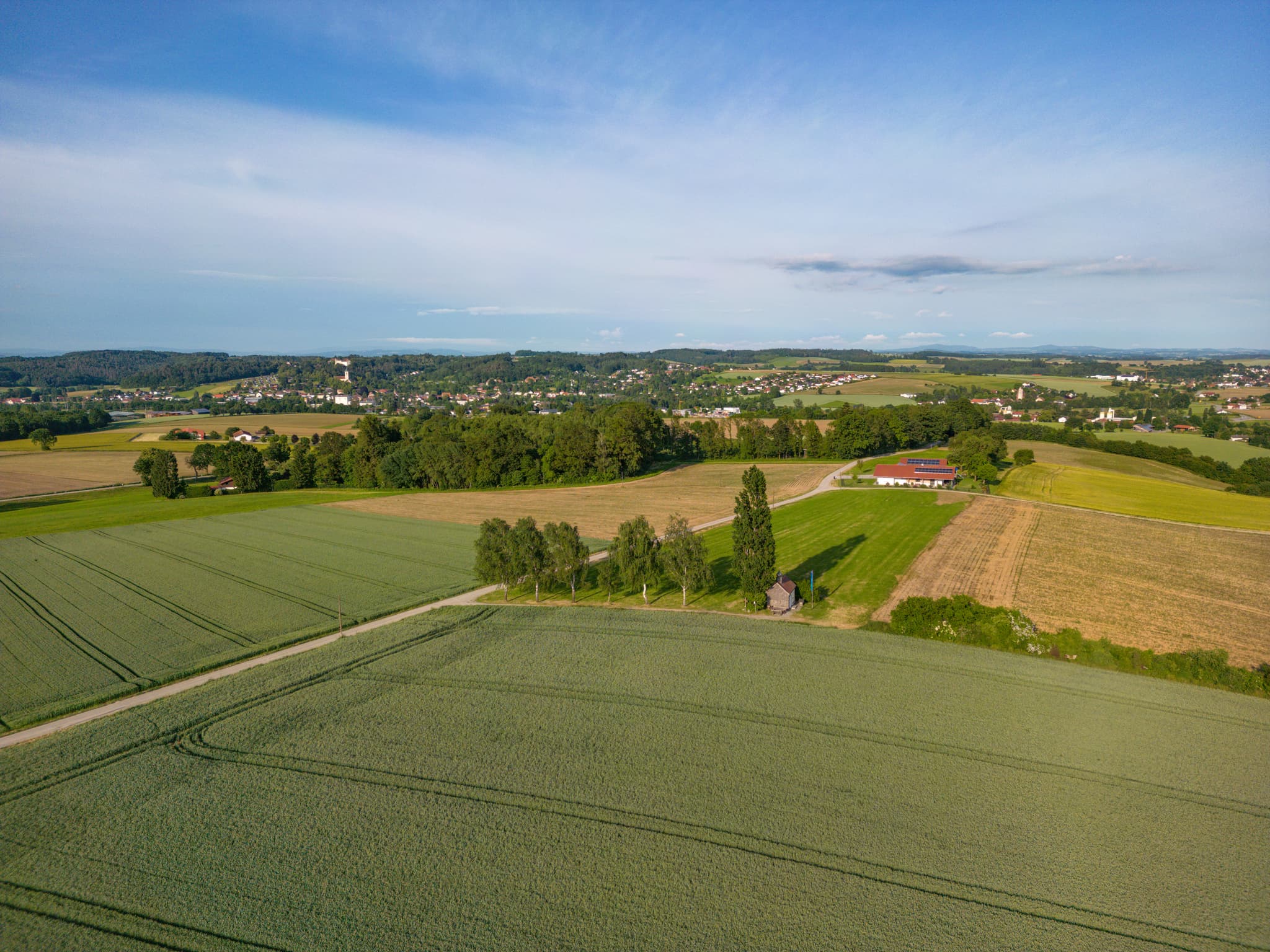 Luftbild der malerischen St. Koloman-Kapelle in Zell, einem Ortsteil von Ortenburg im Landkreis Passau, Niederbayern. Entdecke die Schönheit des Donau-Waldes.