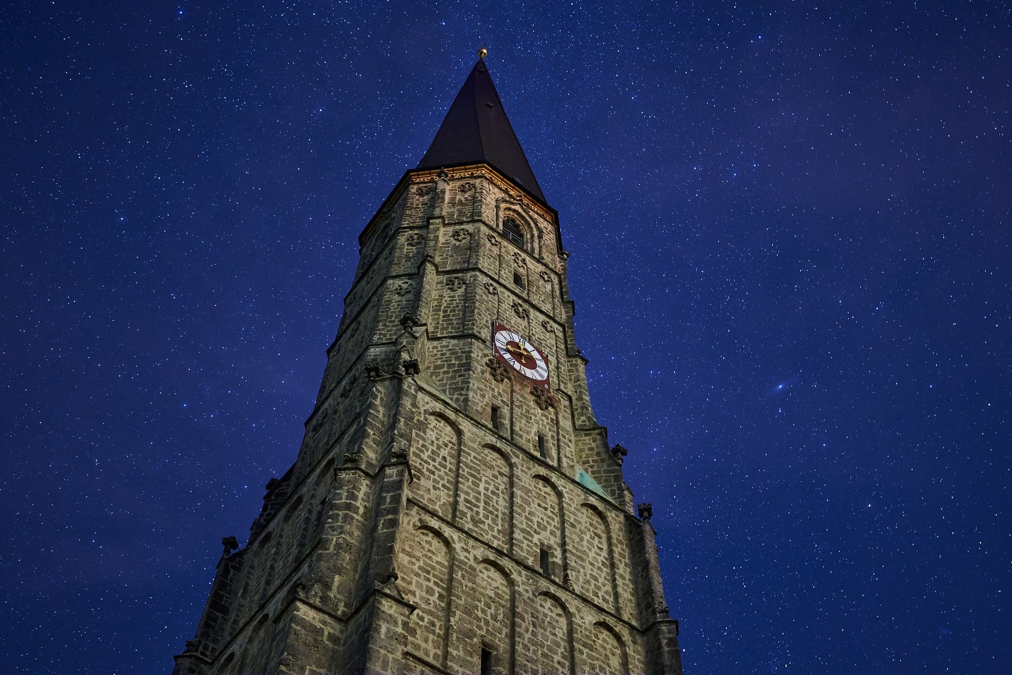 Kirchenturm von Schildthurn, Zeilarn, Landkreis Rottal-Inn, Niederbayern, bei Nacht unter klarem Sternenhimmel. Prägendes Bauwerk.