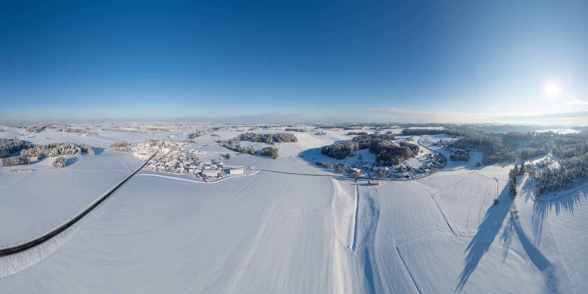 Winterliches Luftbild Arbing Waldberg, Reischach, Landkreis Altötting, Oberbayern. Verschneite Landschaft der Region Inn-Salzach mit Feldern und Wäldern.